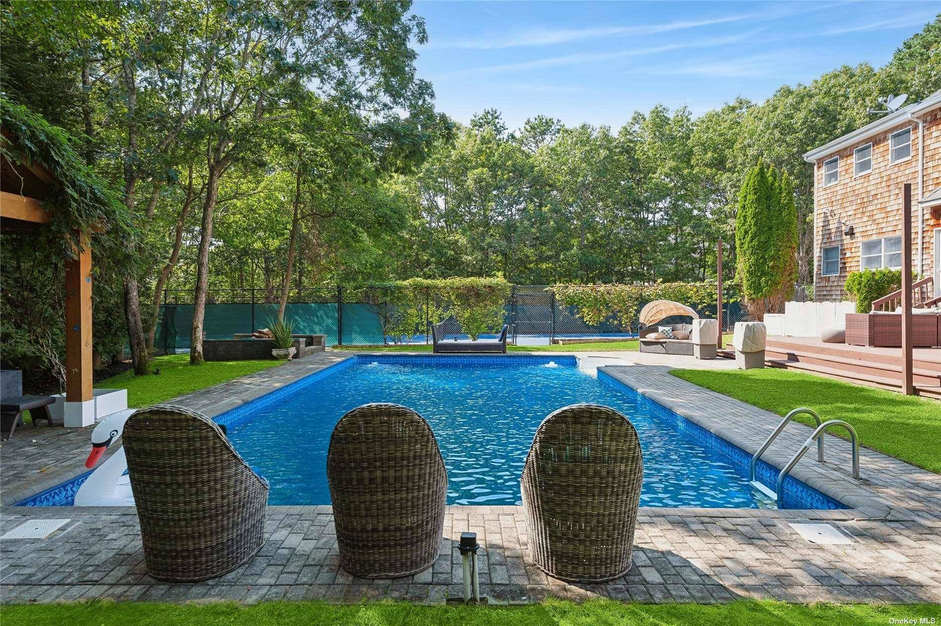 1 Candace DR, East Quogue, NY 11942