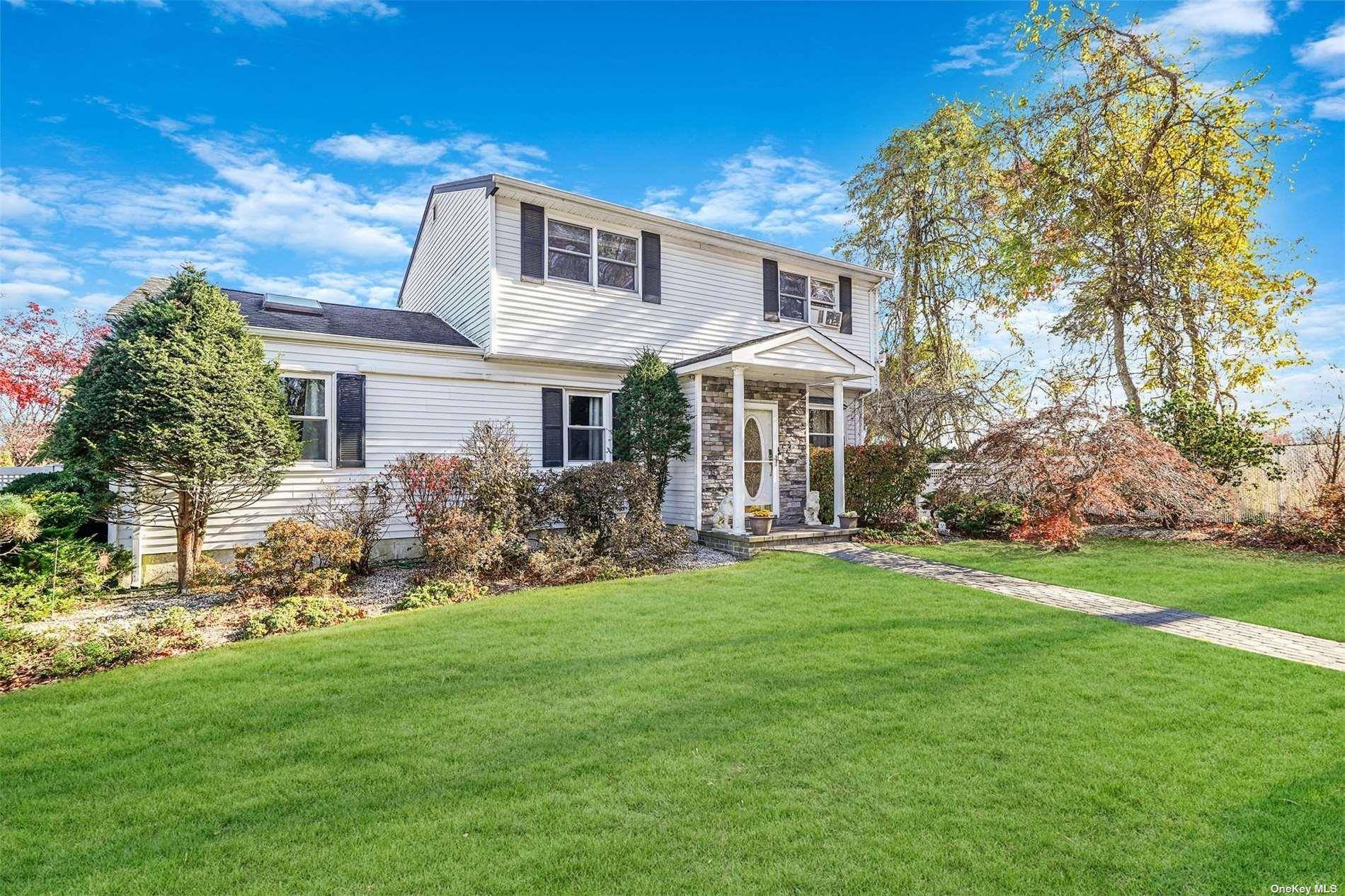 10 Marchant DR, Saint James, NY 11780