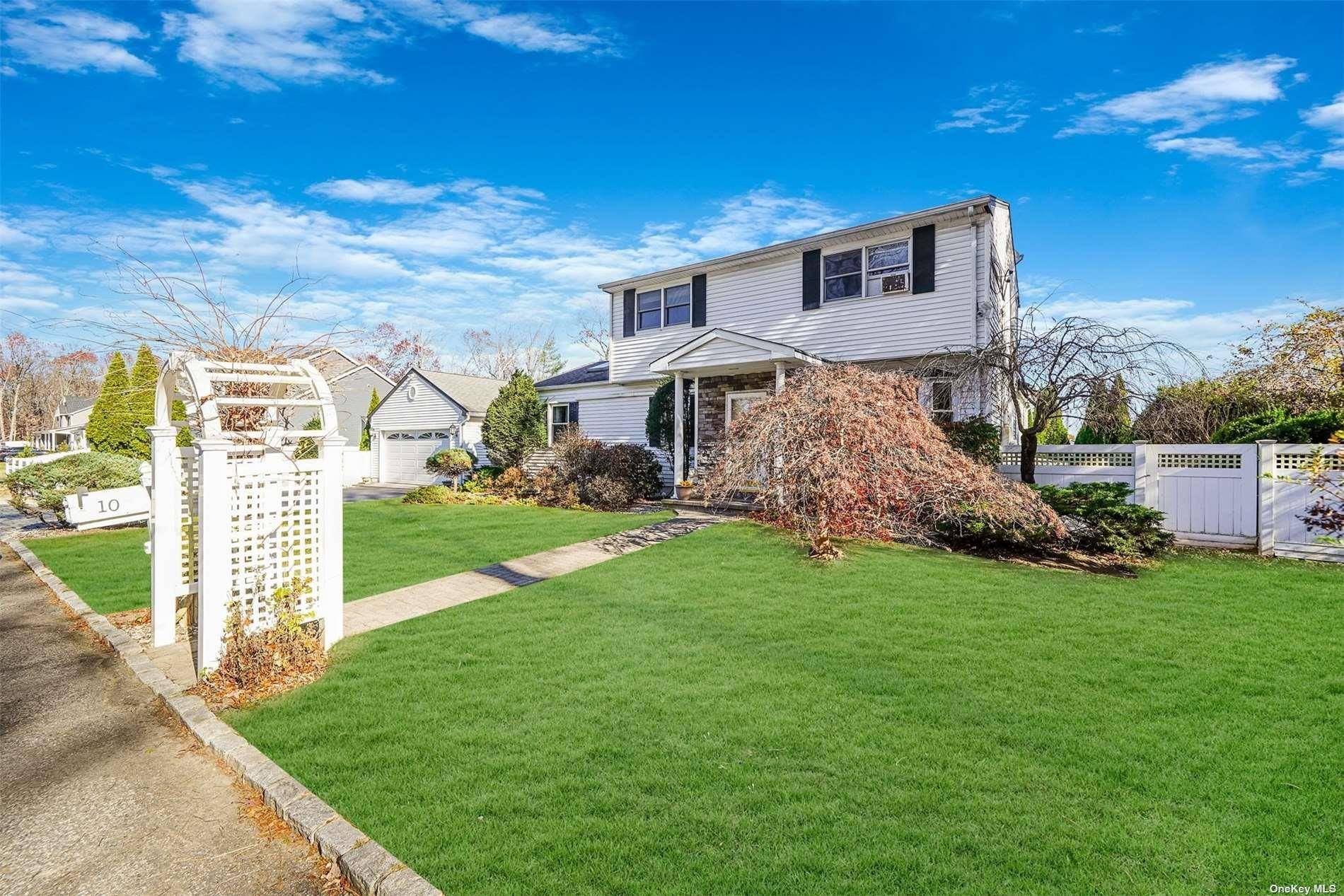 10 Marchant DR, Saint James, NY 11780