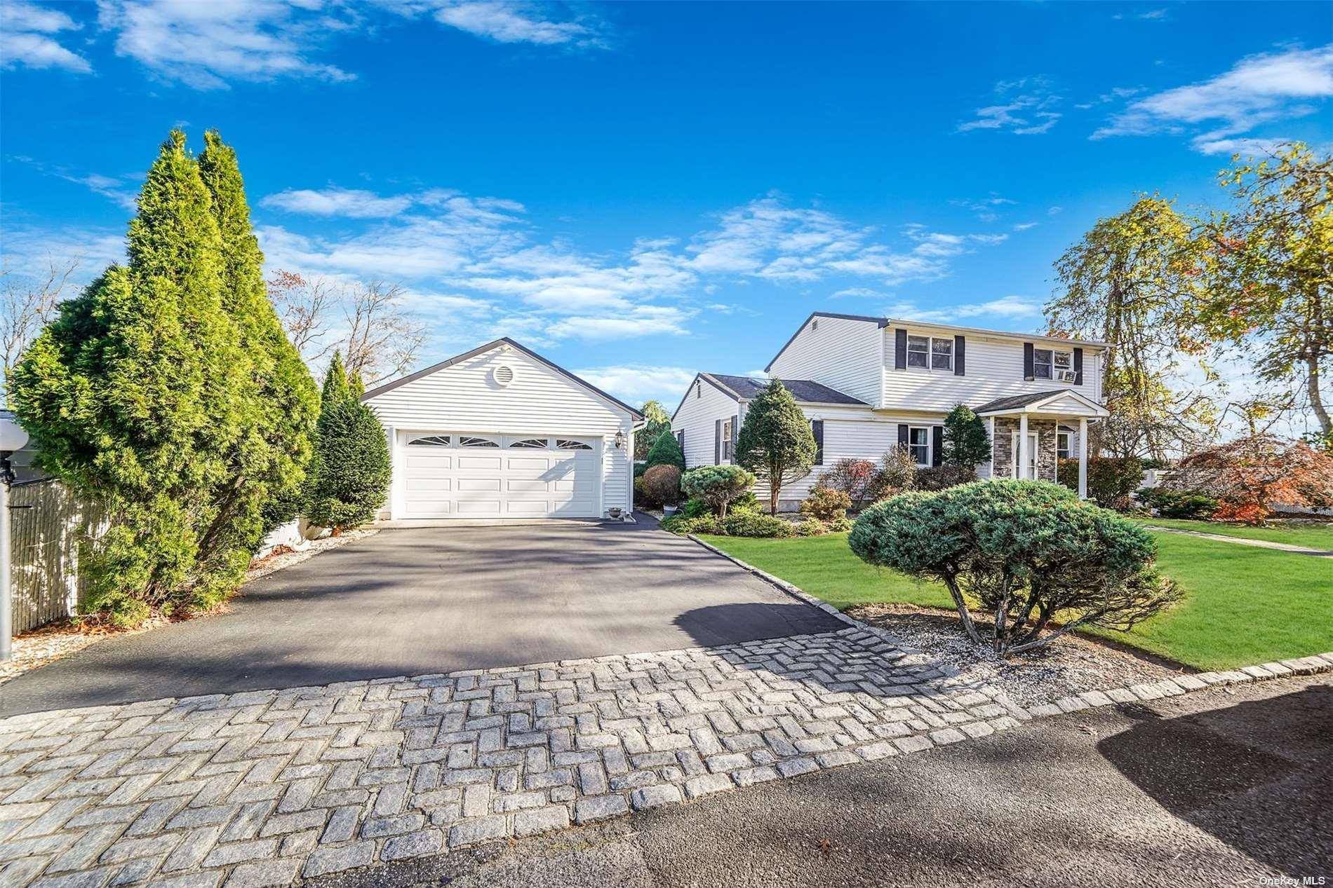 10 Marchant DR, Saint James, NY 11780