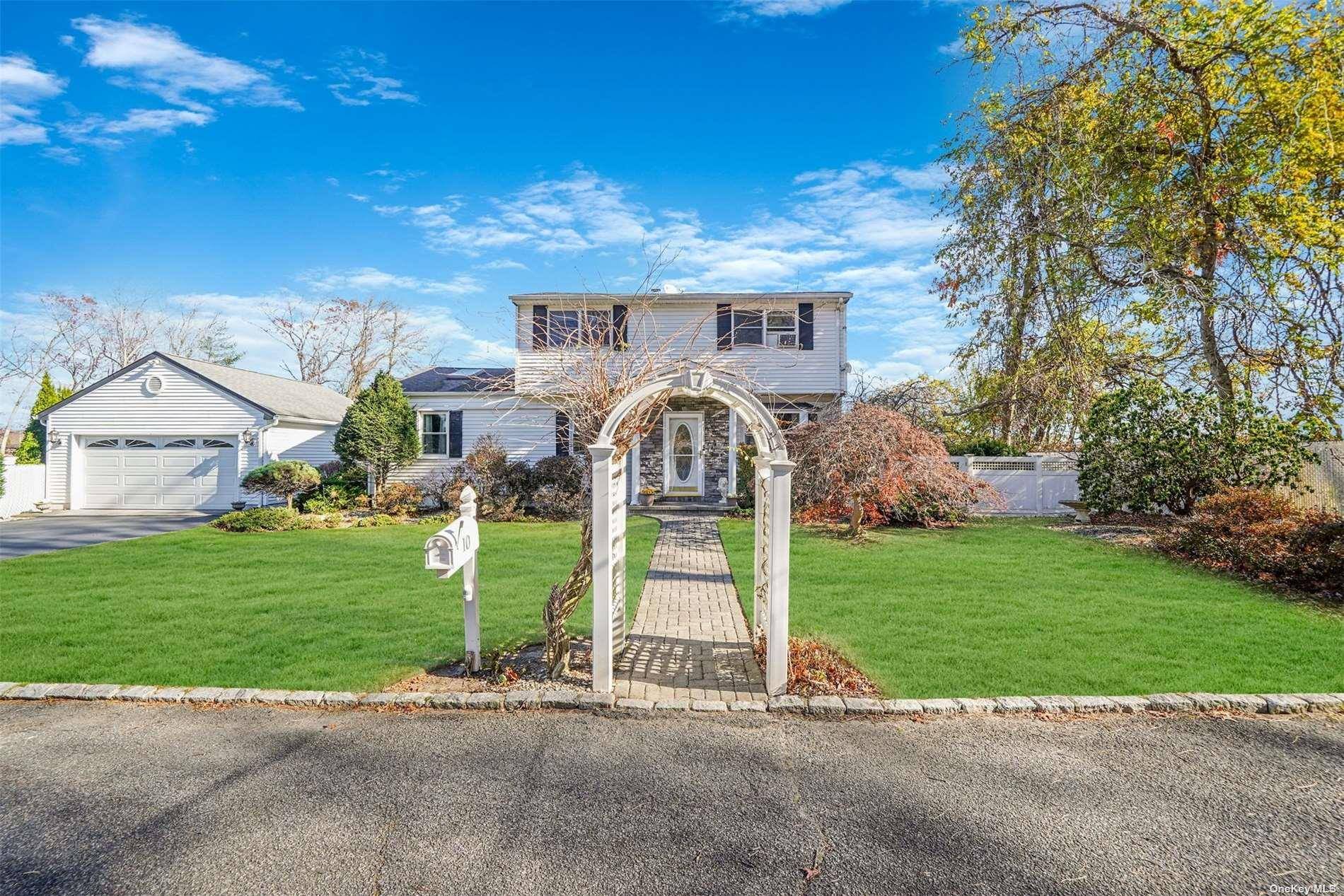 10 Marchant DR, Saint James, NY 11780