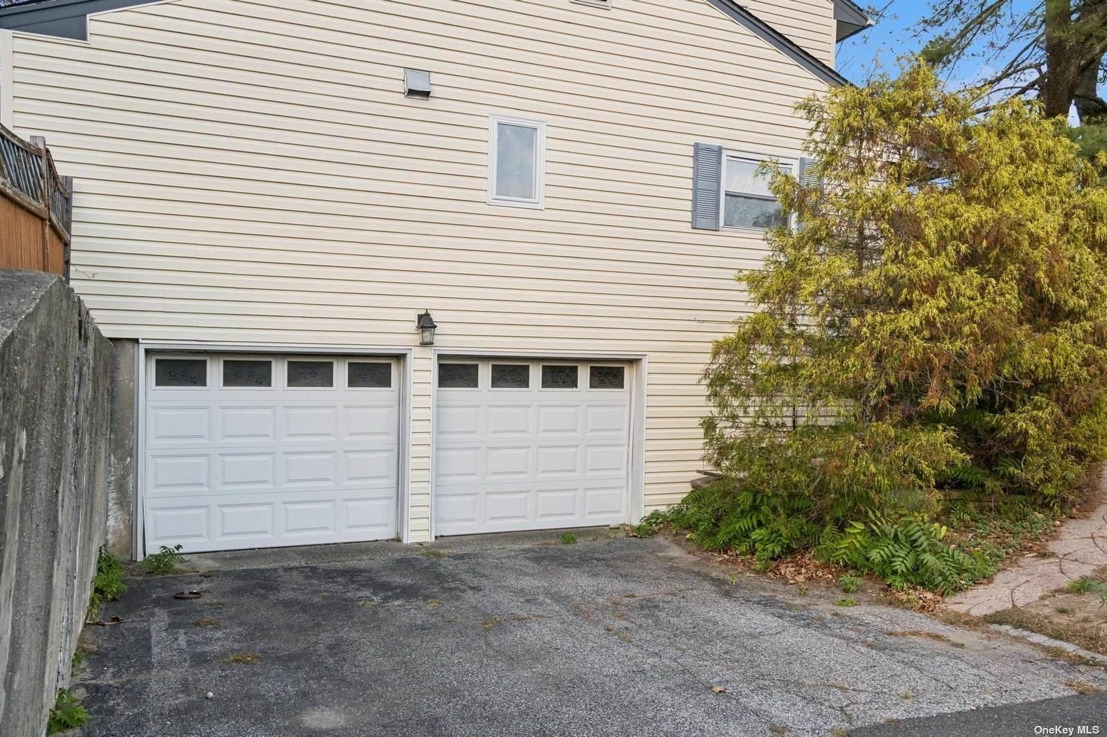 1 Squire LN, Kings Park, NY 11754