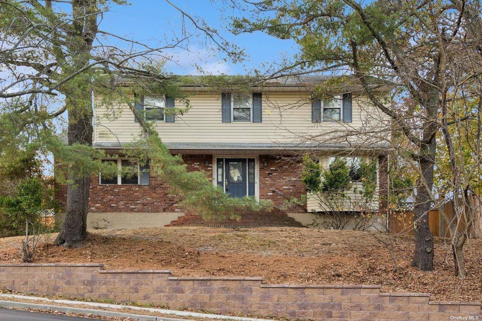 1 Squire LN, Kings Park, NY 11754