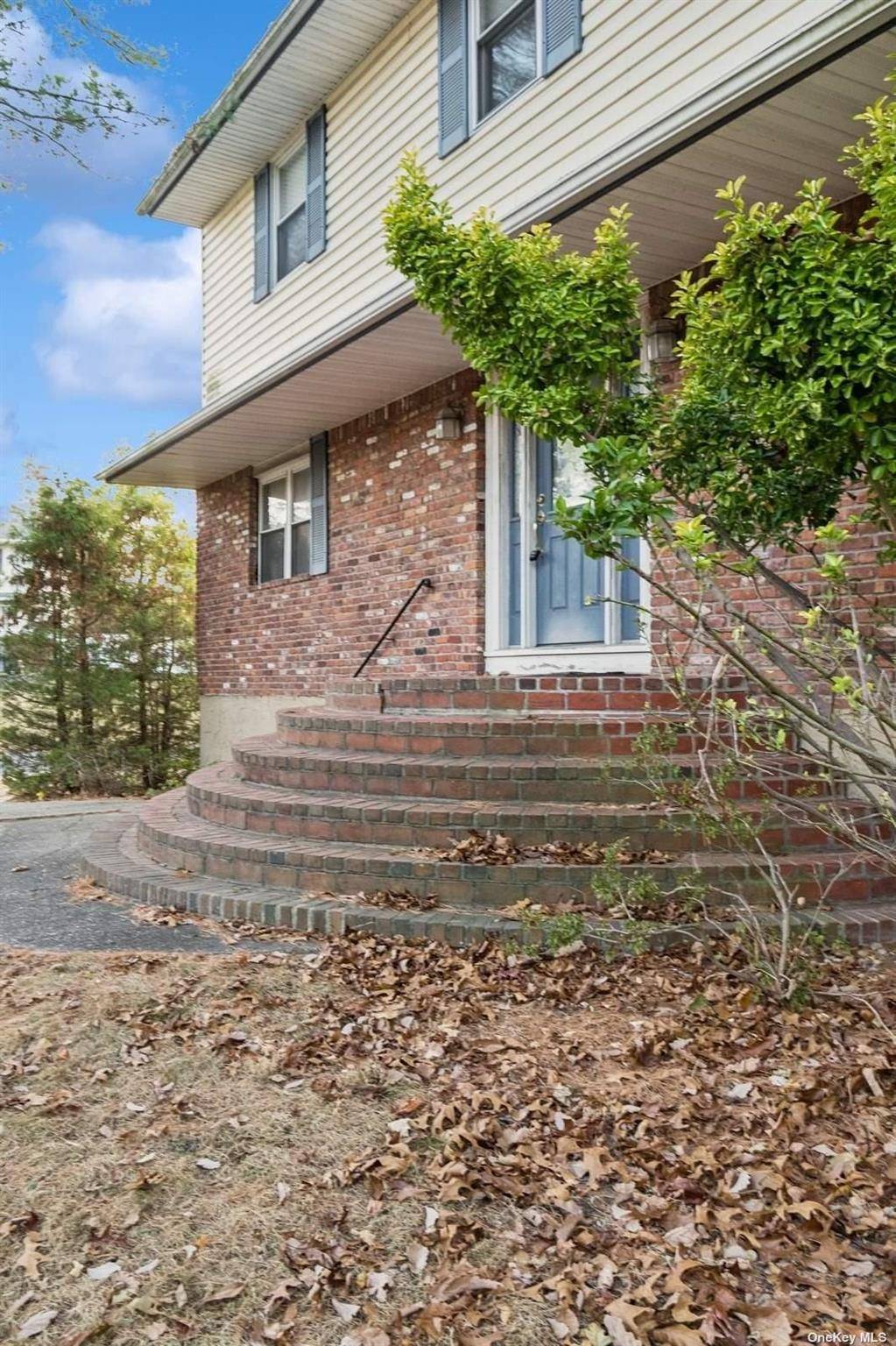 1 Squire LN, Kings Park, NY 11754