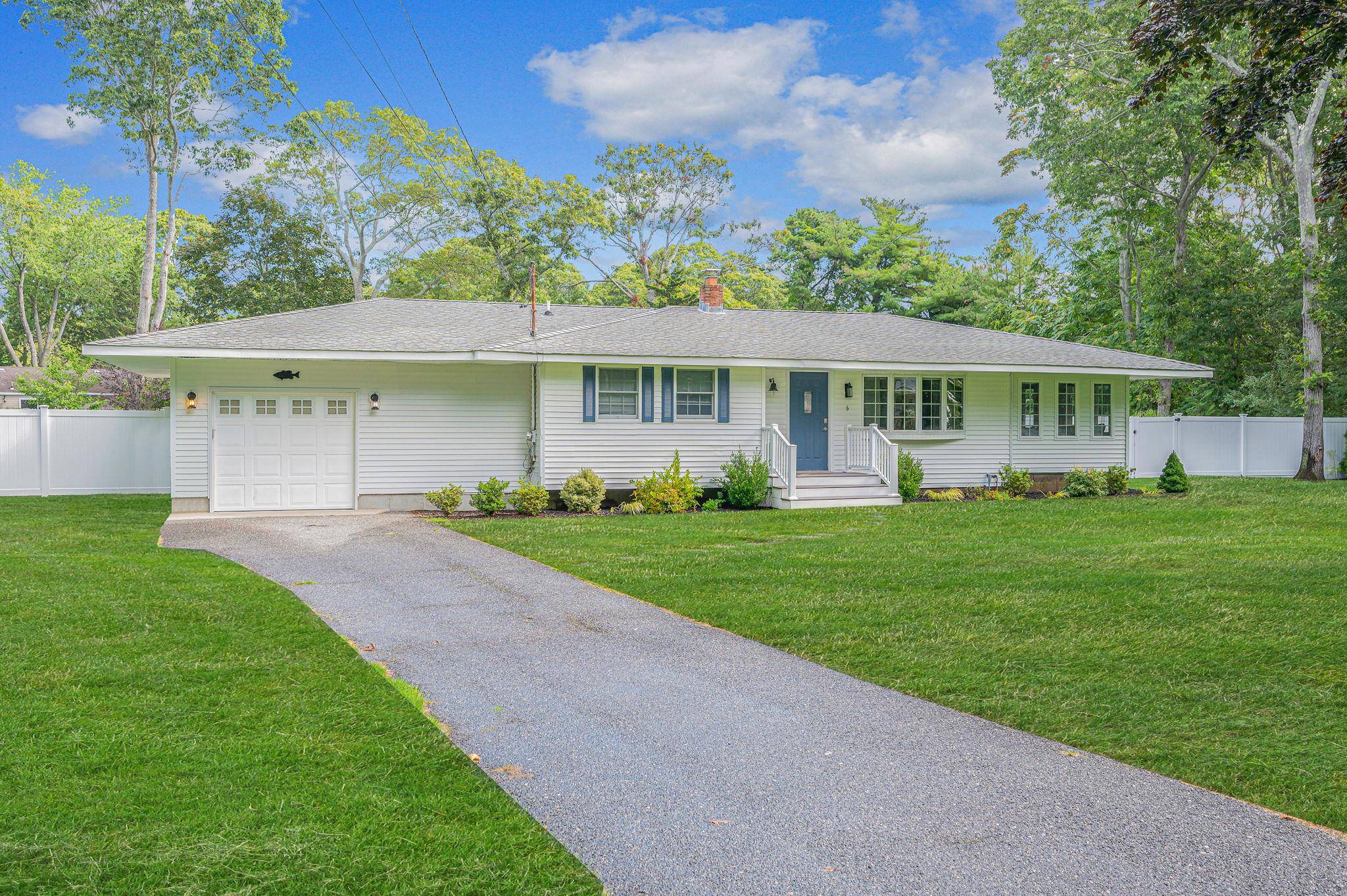 6 Rolling Hill RD, Hampton Bays, NY 11946