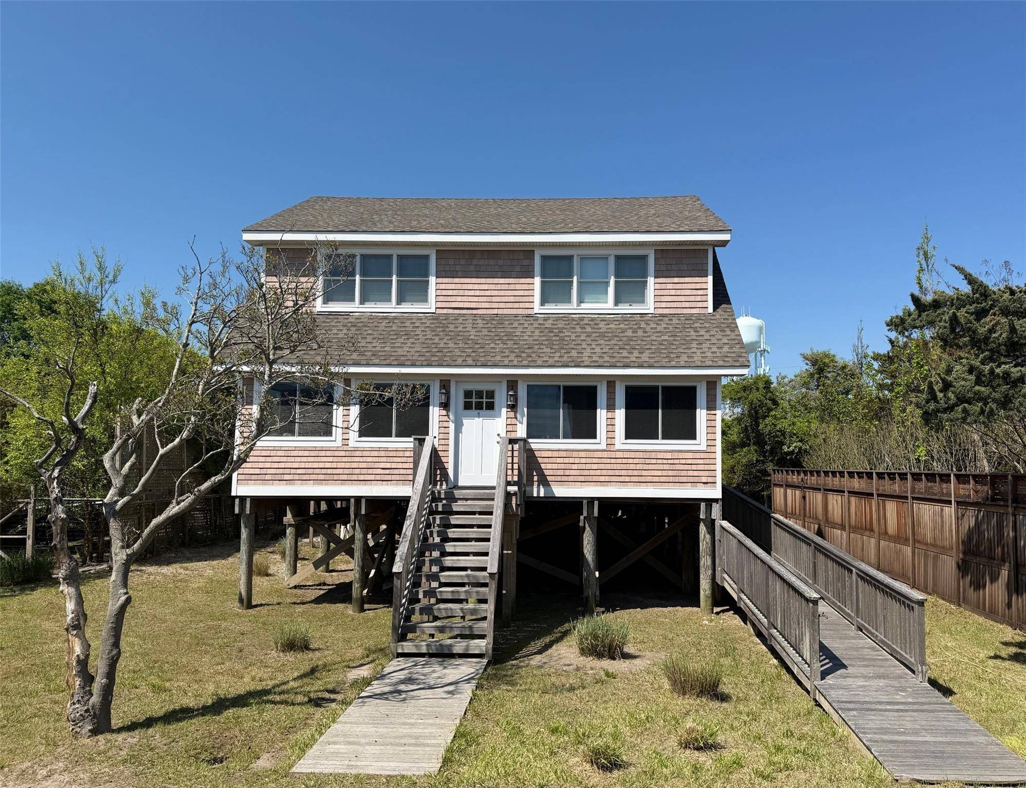 7 Crescent WALK, Seaview, NY 11770