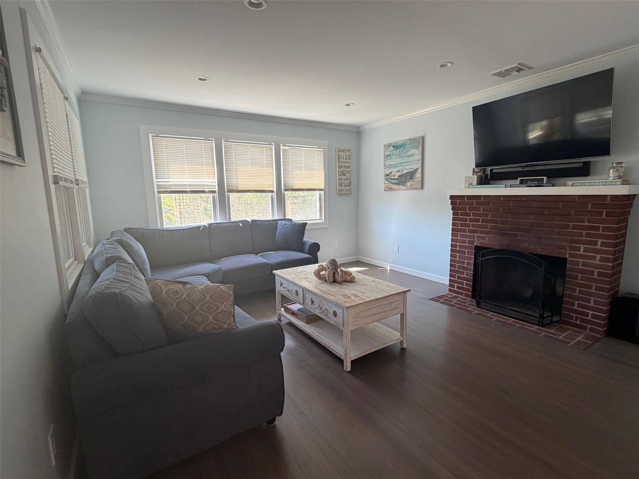 7 Crescent WALK, Seaview, NY 11770