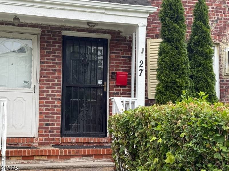 27 Melmore Gdns, East Orange City, NJ 07017