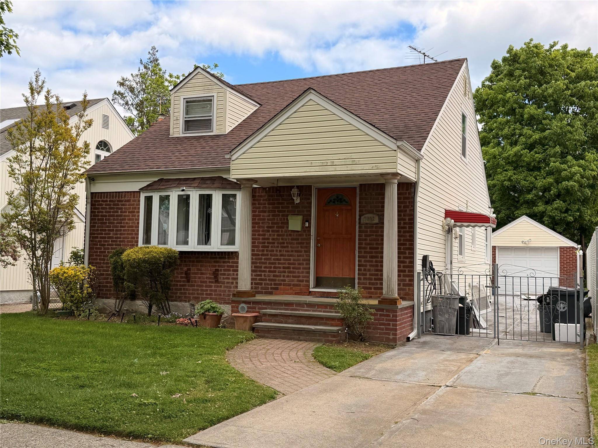 79-23 267th ST, Floral Park, NY 11004