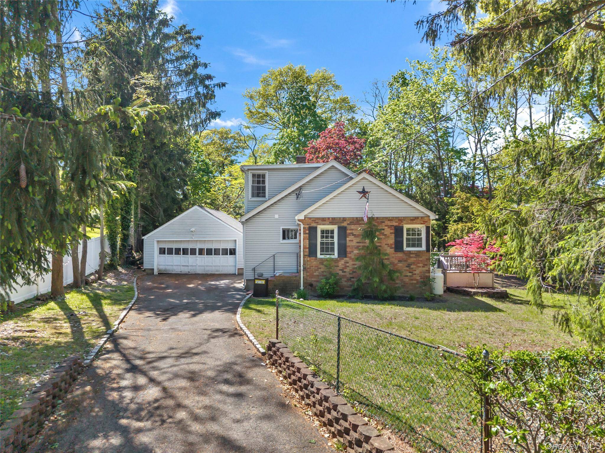 5 Windsor LN, East Northport, NY 11731