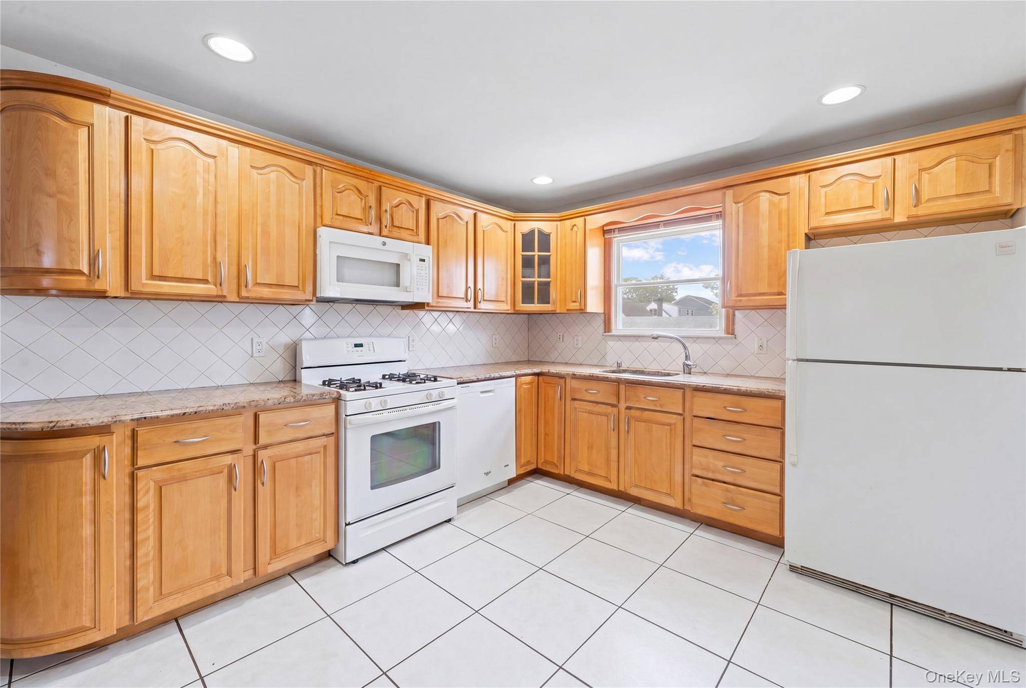 372 Madison ST, Franklin Square, NY 11010