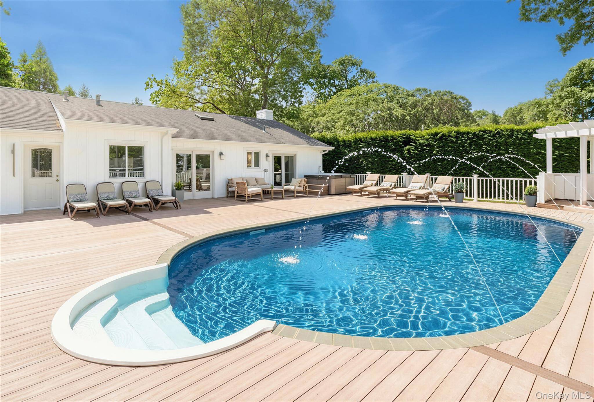 18 Squires AVE, East Quogue, NY 11942