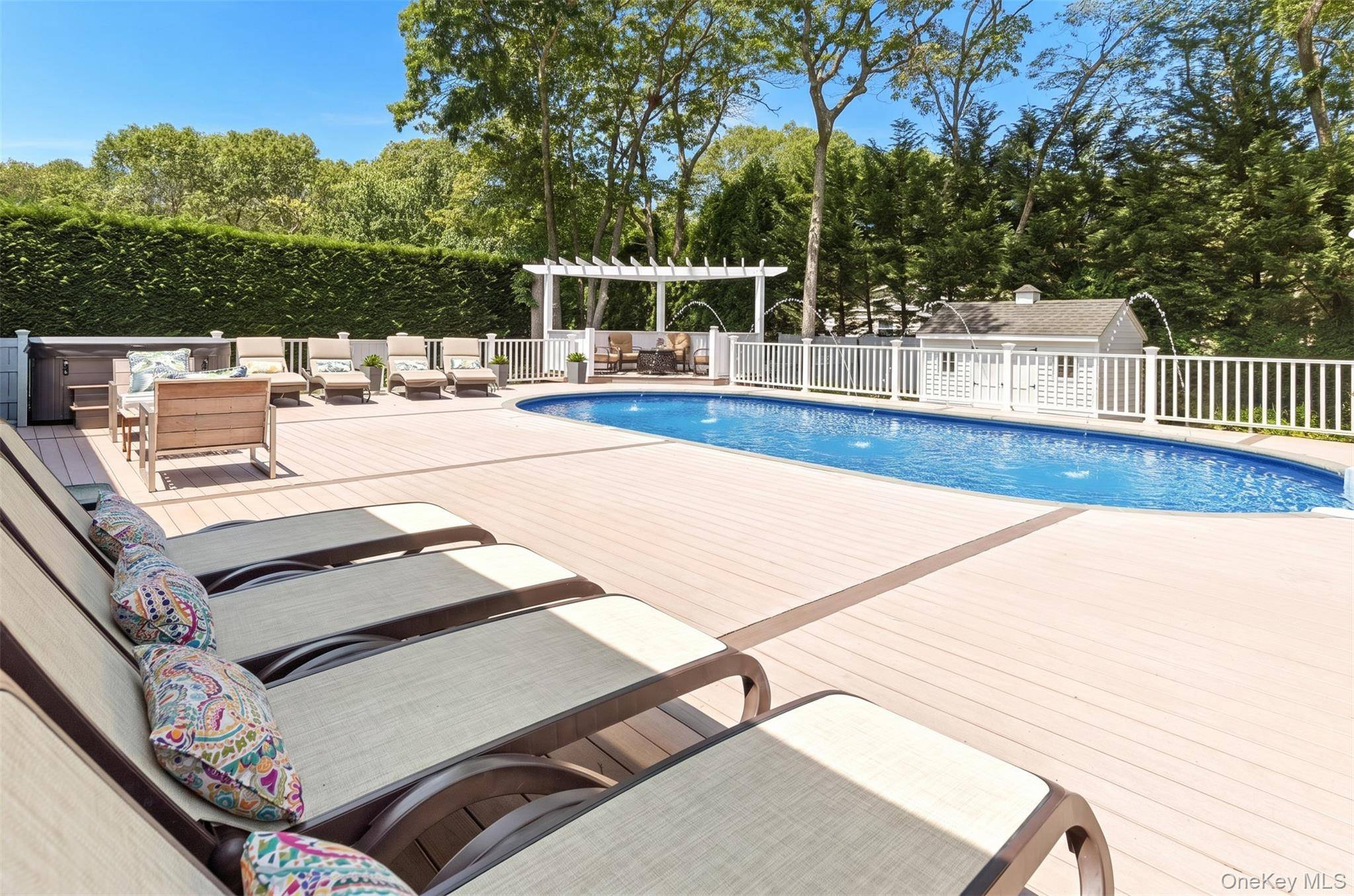 18 Squires AVE, East Quogue, NY 11942