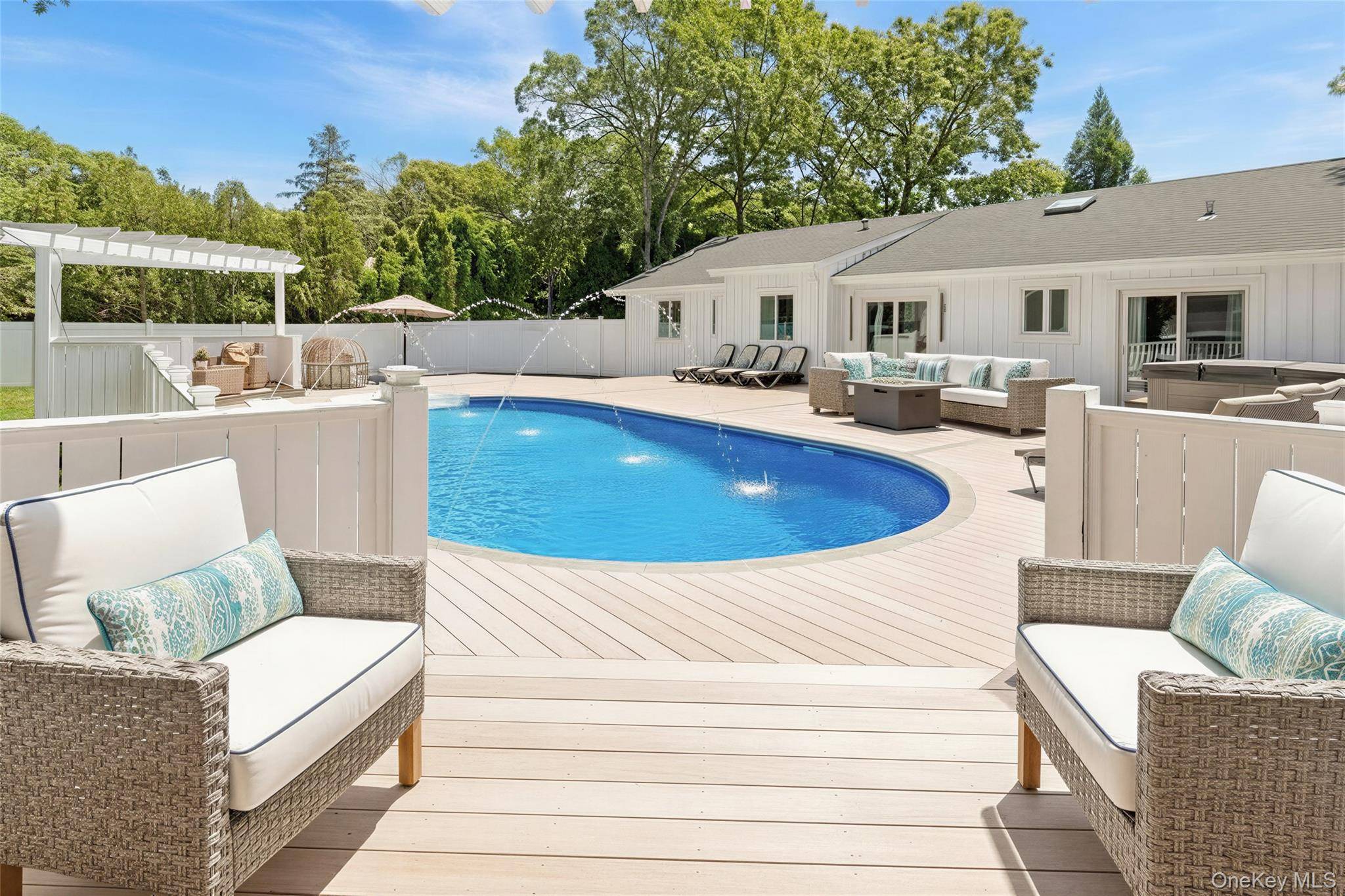 18 Squires AVE, East Quogue, NY 11942