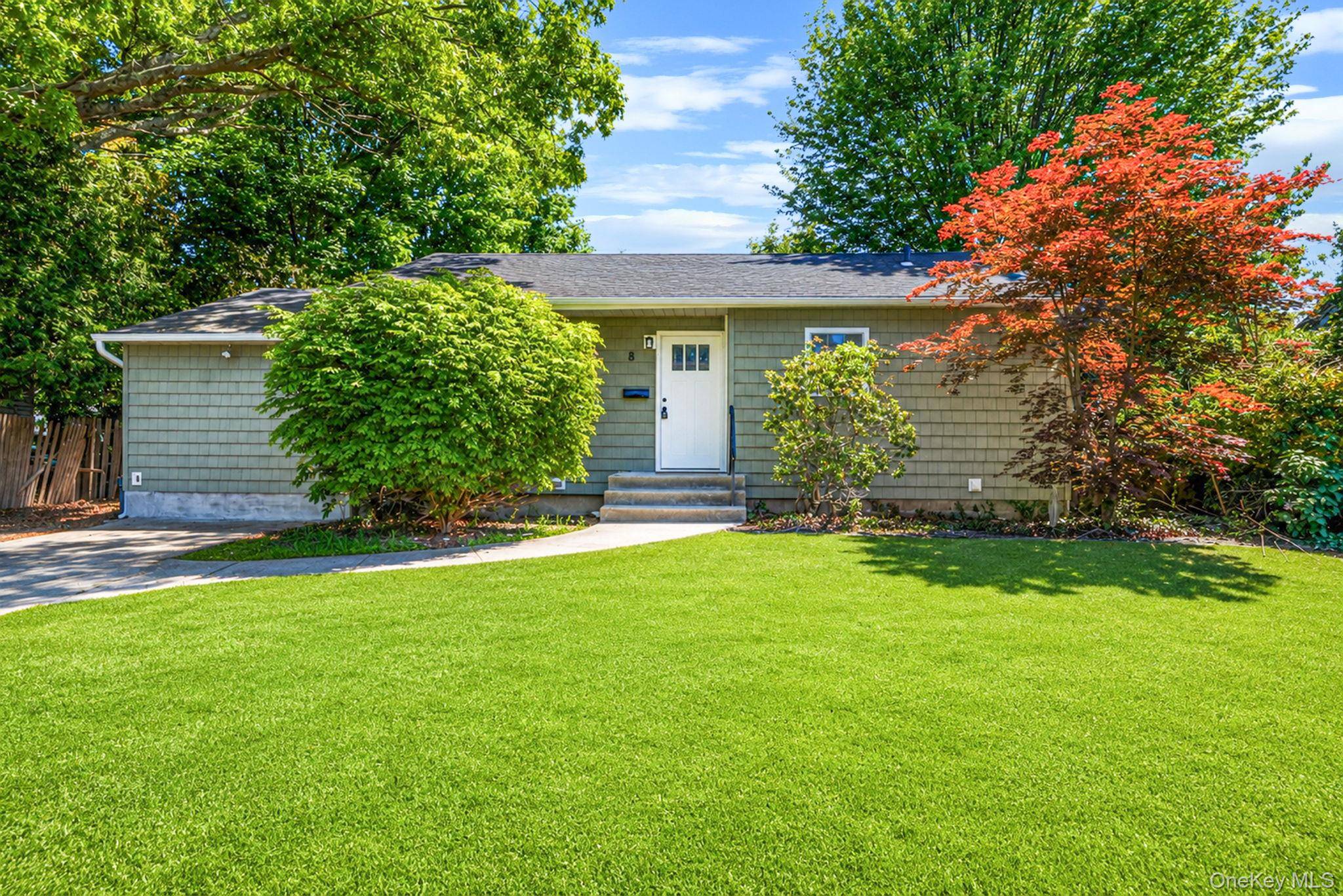 8 Wood Haven PL, East Northport, NY 11731