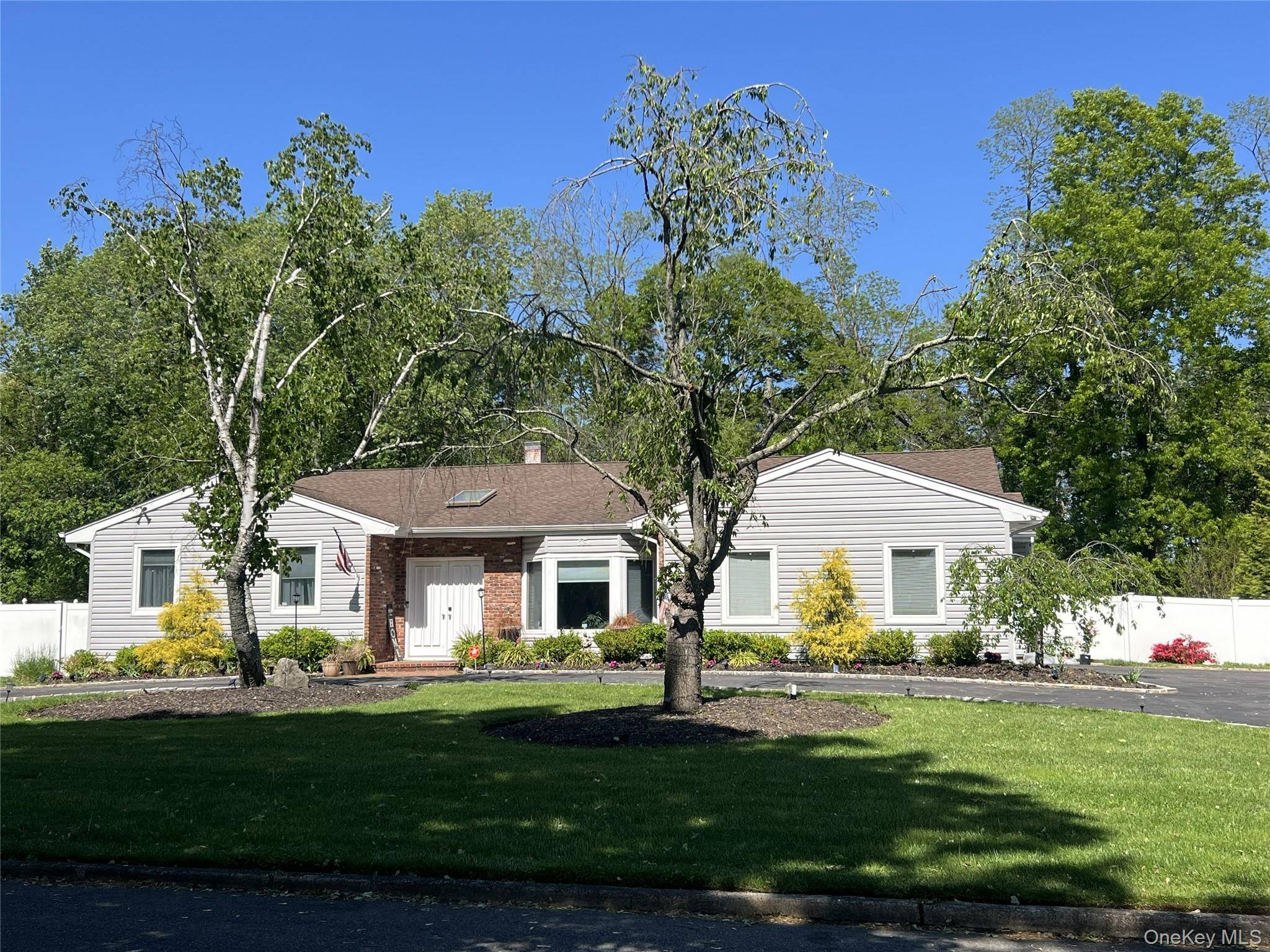 10 Bonaire DR, Dix Hills, NY 11746