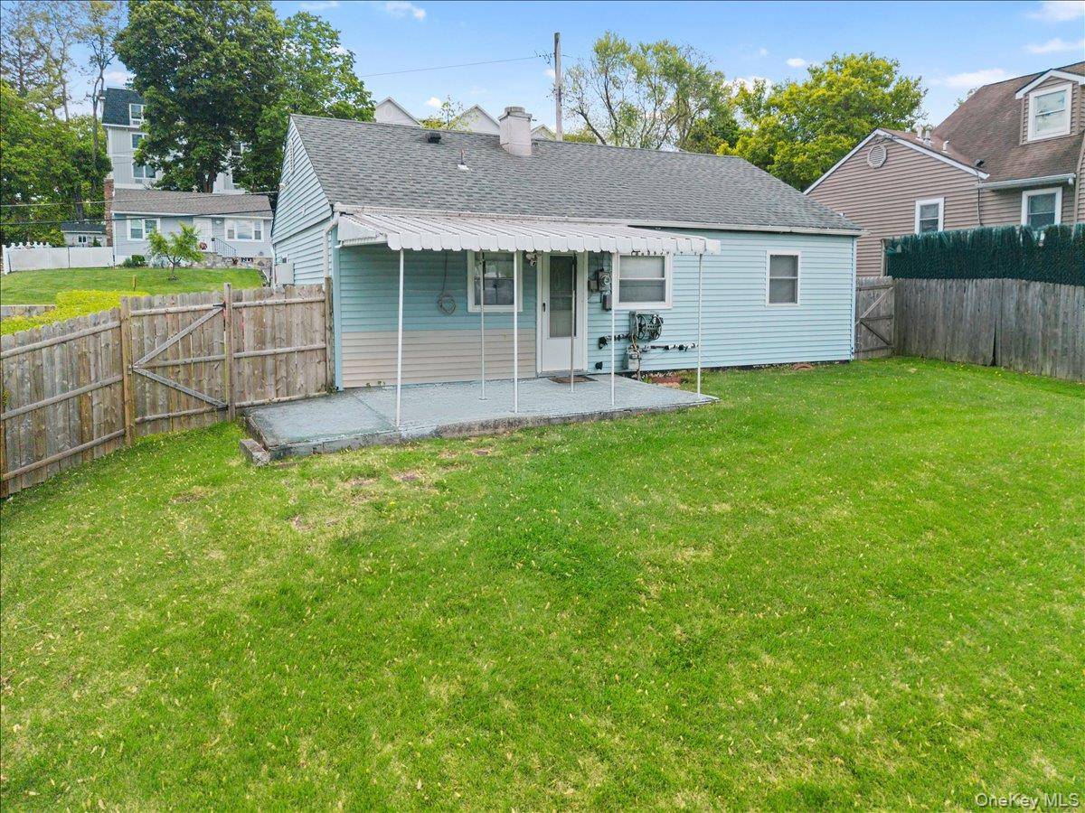 8 Cayuga DR, Peekskill, NY 10566