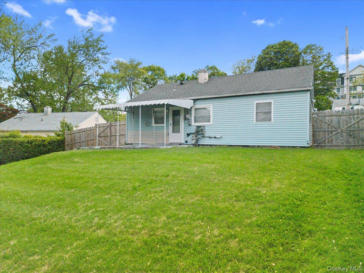 8 Cayuga DR, Peekskill, NY 10566
