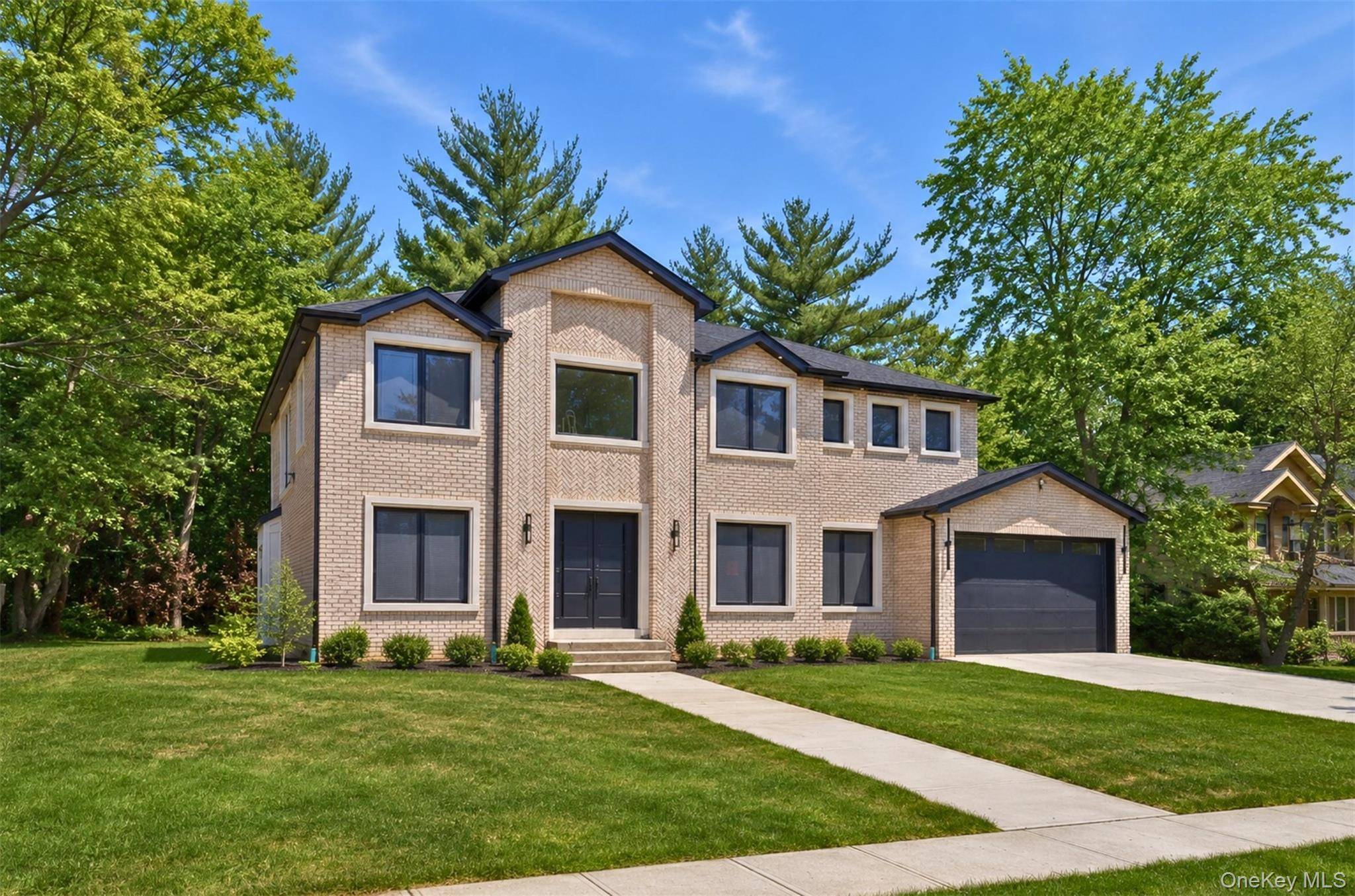 97 Parkway DR, Roslyn Heights, NY 11577