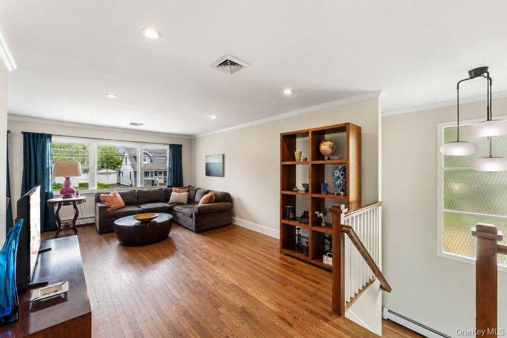 28 Satinwood RD, Bayville, NY 11709