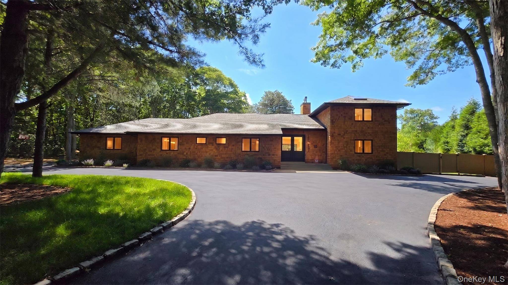 10 Jeffrey LN, East Quogue, NY 11942