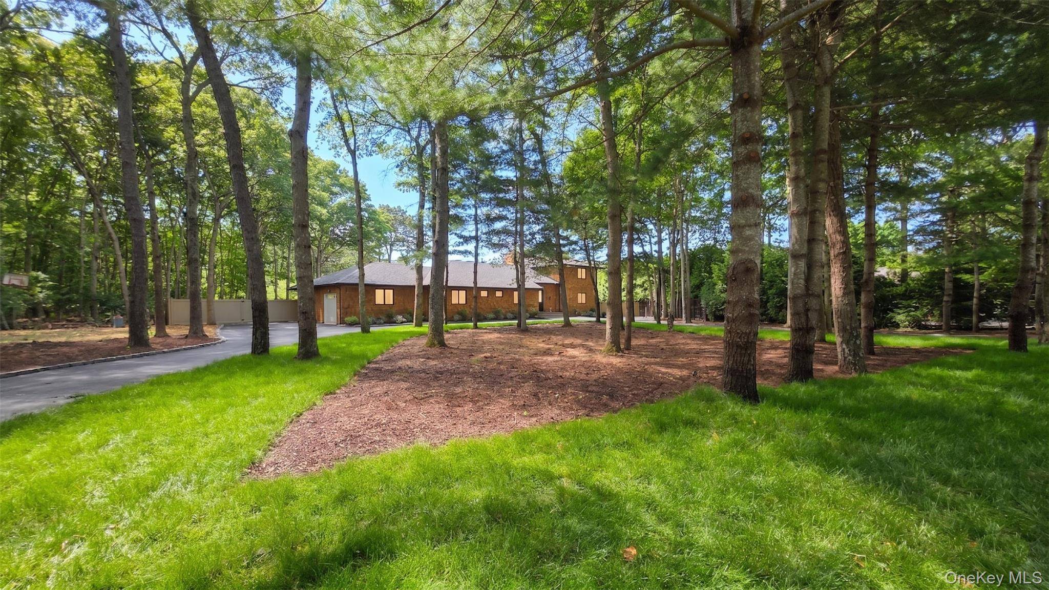 10 Jeffrey LN, East Quogue, NY 11942