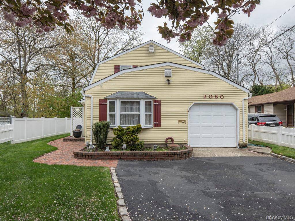 2080 Seamans Neck RD, Seaford, NY 11783