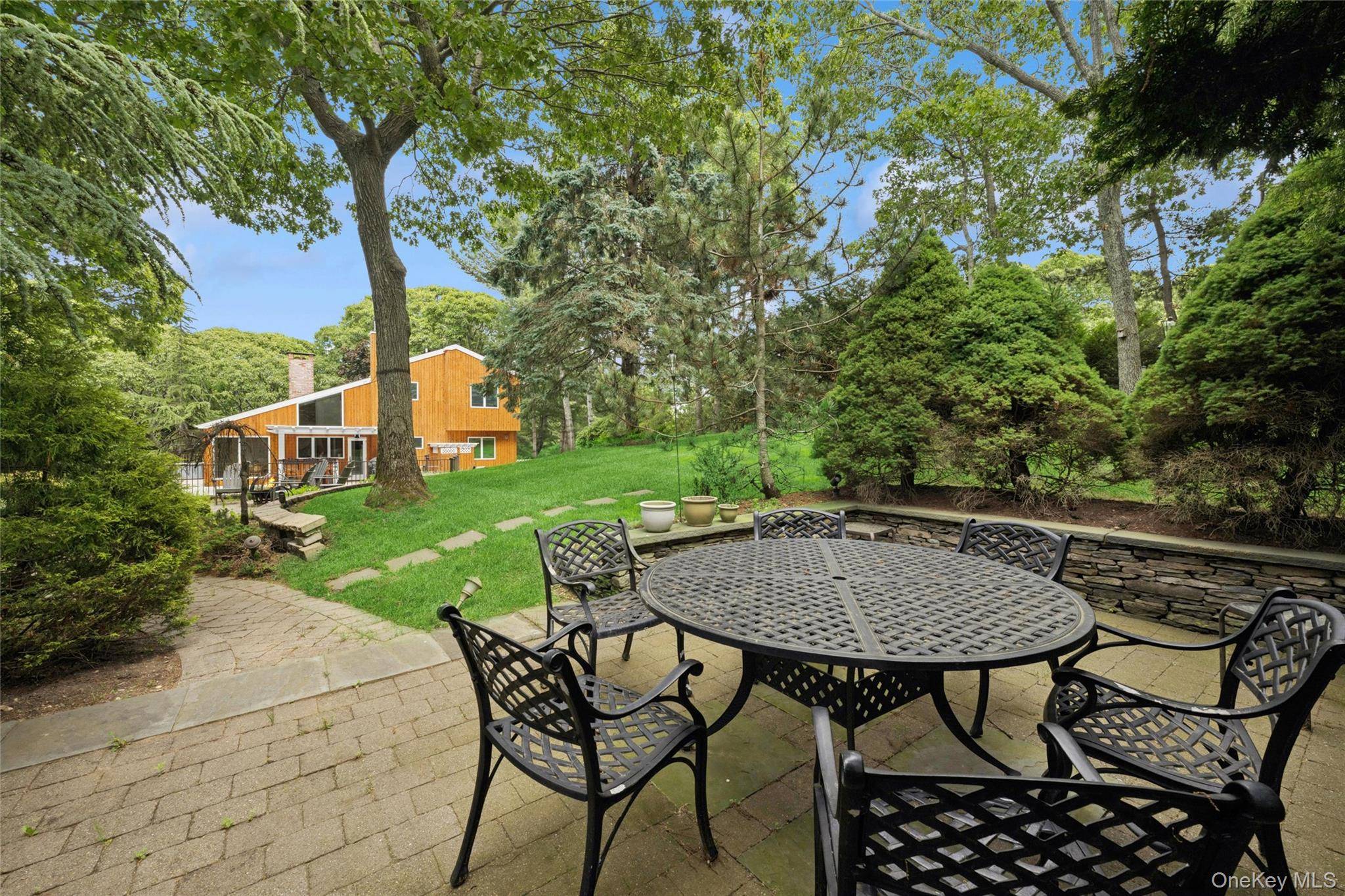 620 Wunneweta RD, Cutchogue, NY 11935