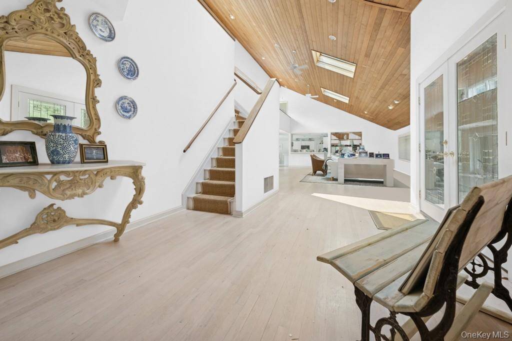 61 Hidden Cove CT, Southampton, NY 11968