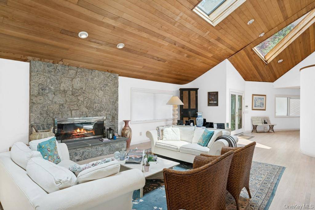 61 Hidden Cove CT, Southampton, NY 11968