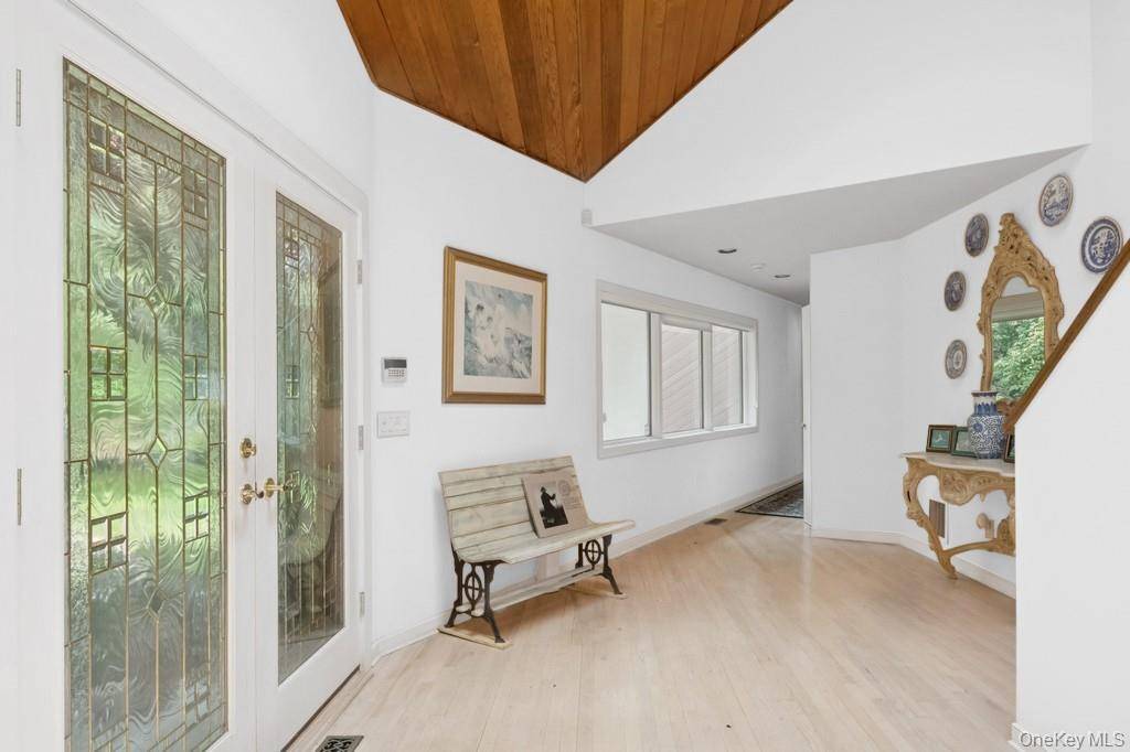 61 Hidden Cove CT, Southampton, NY 11968