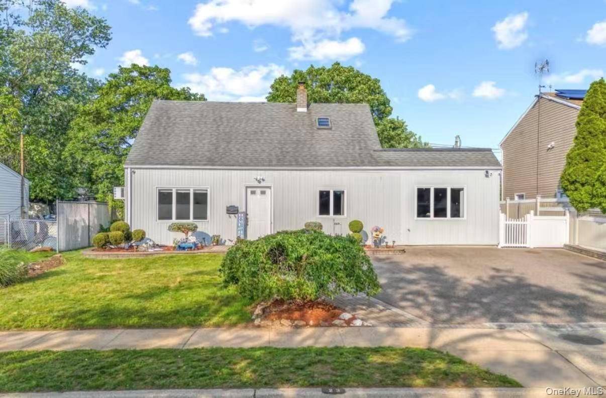 23 Vista LN, Levittown, NY 11756