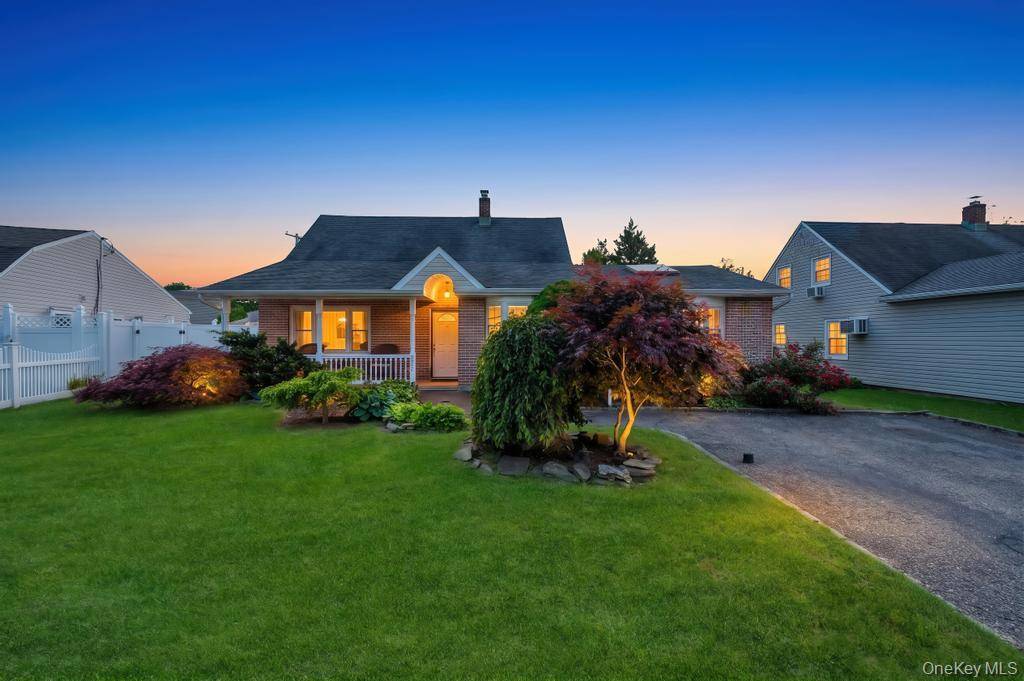 156 Shelter LN, Levittown, NY 11756