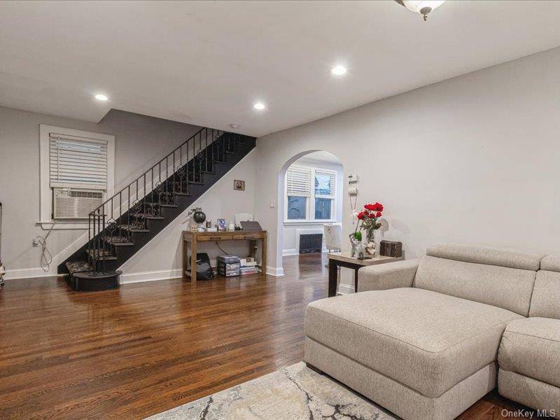 167 Lakeview AVE, Lynbrook, NY 11563