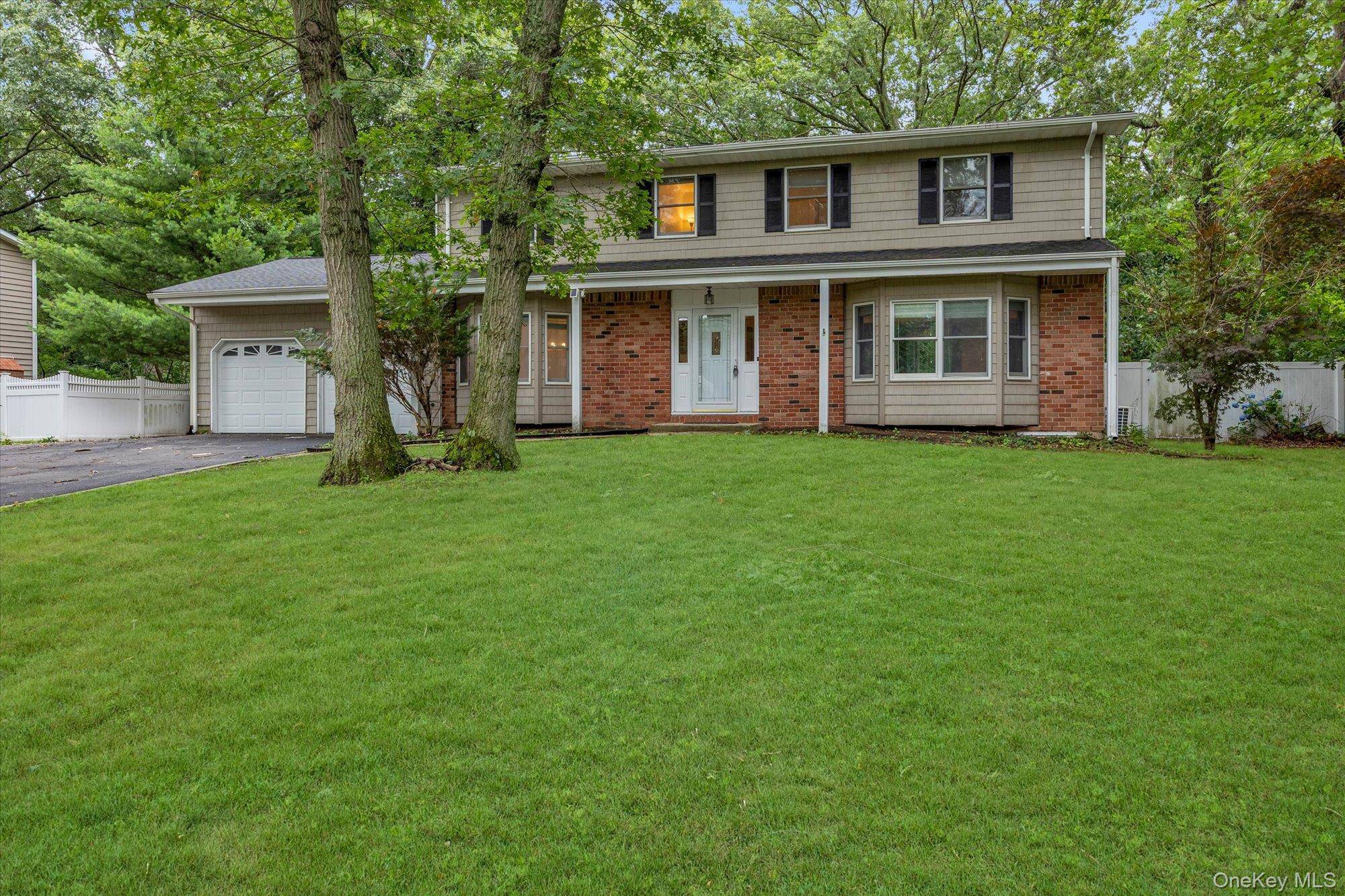 8 Julia CIR, East Setauket, NY 11733