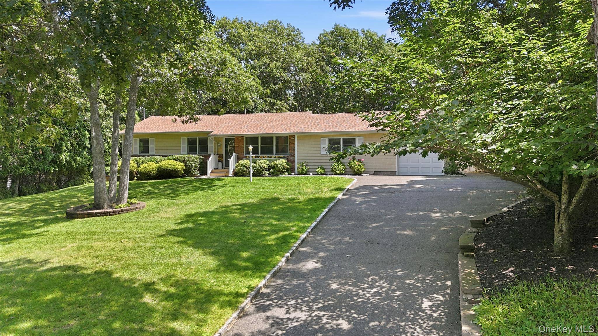 5 Columbine AVE, Hampton Bays, NY 11946