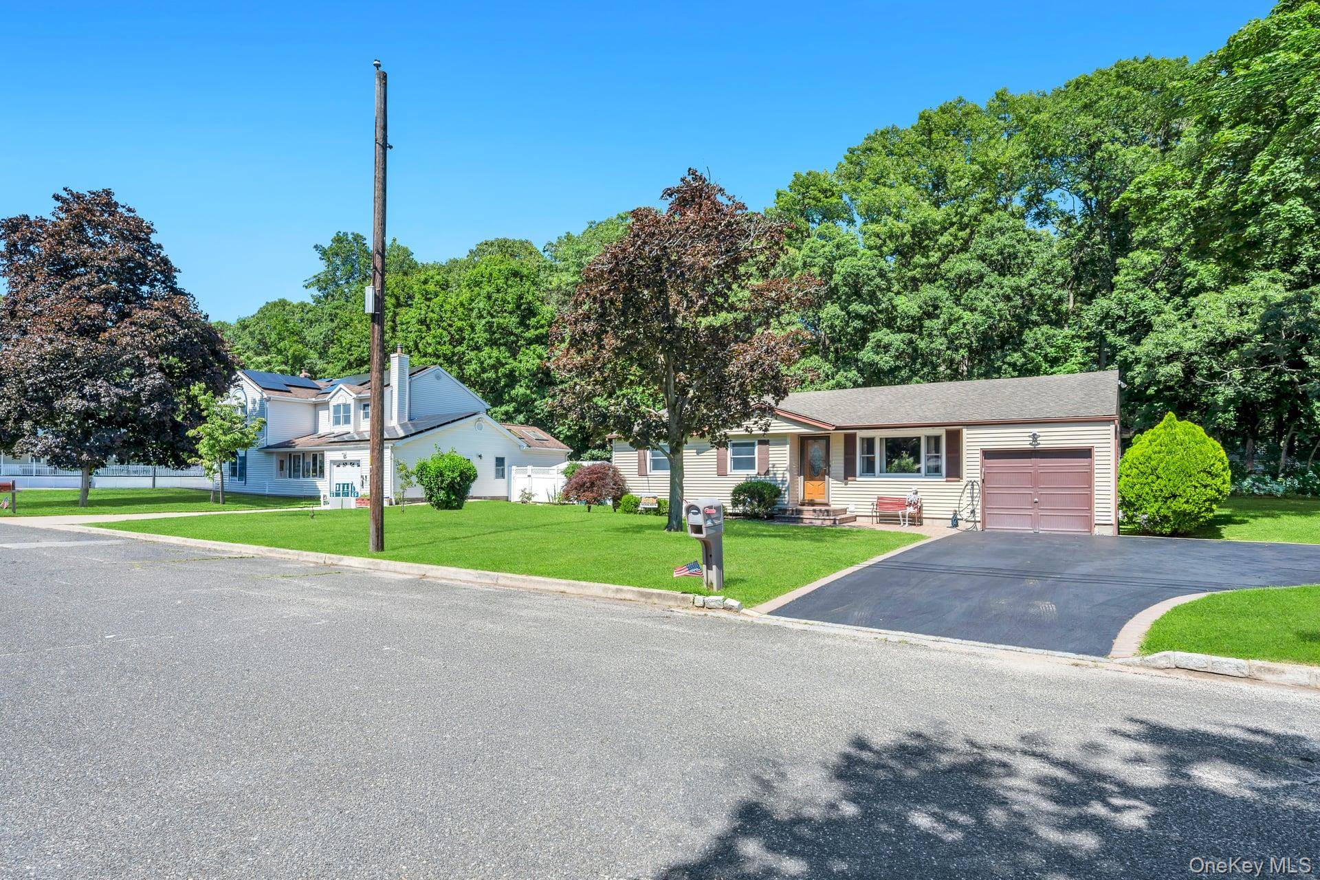 25 Walter DR, Nesconset, NY 11767