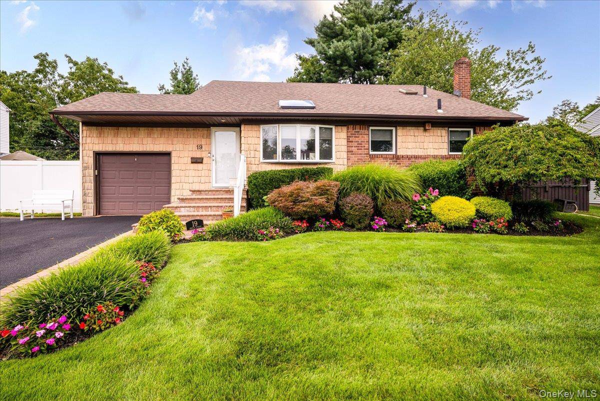 19 Jerold ST, Plainview, NY 11803