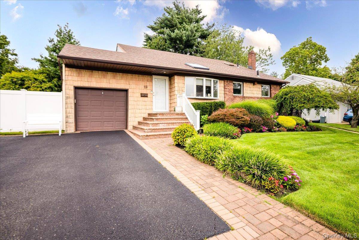 19 Jerold ST, Plainview, NY 11803