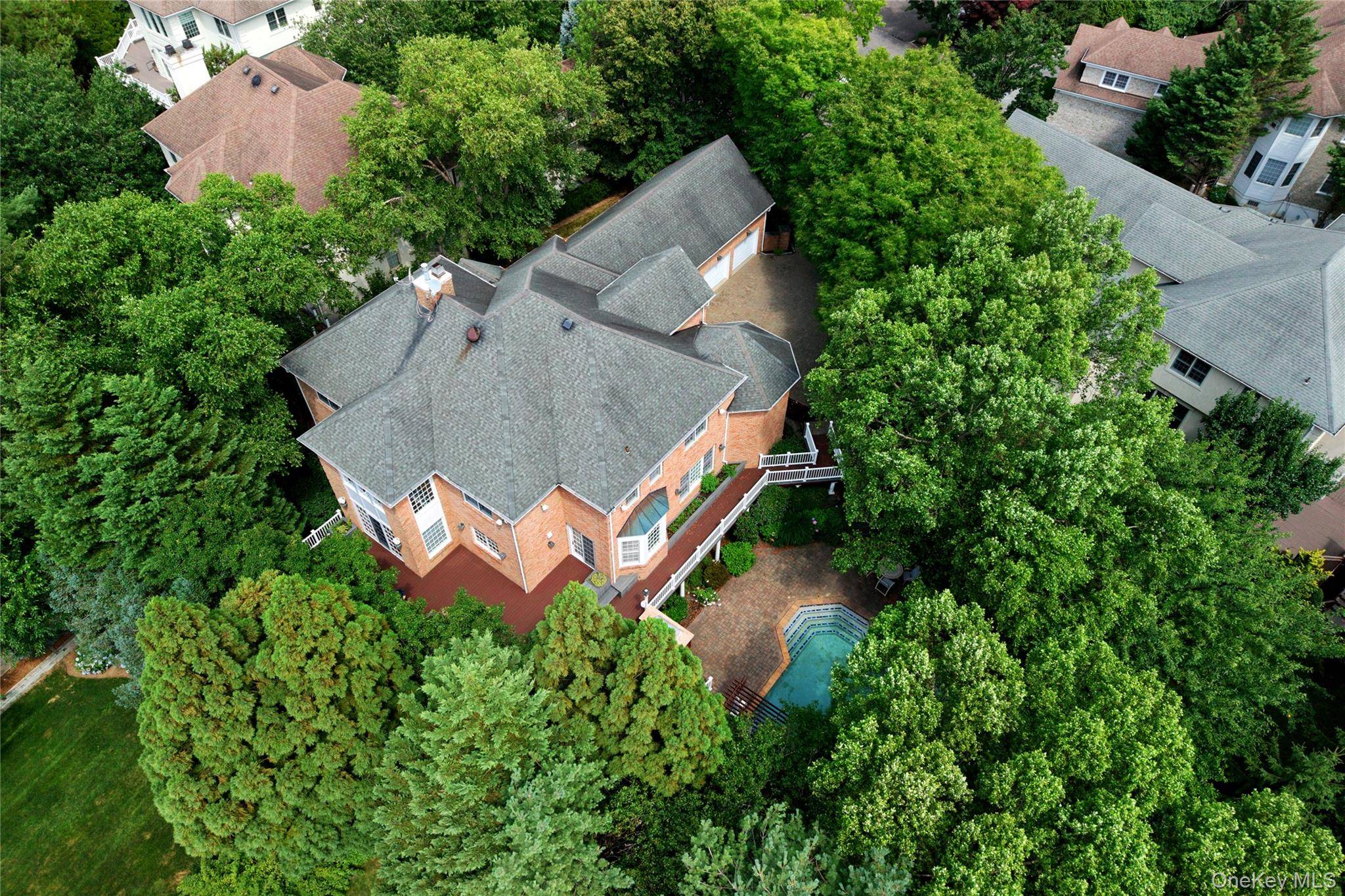 63 Charney CT, Manhasset, NY 11030
