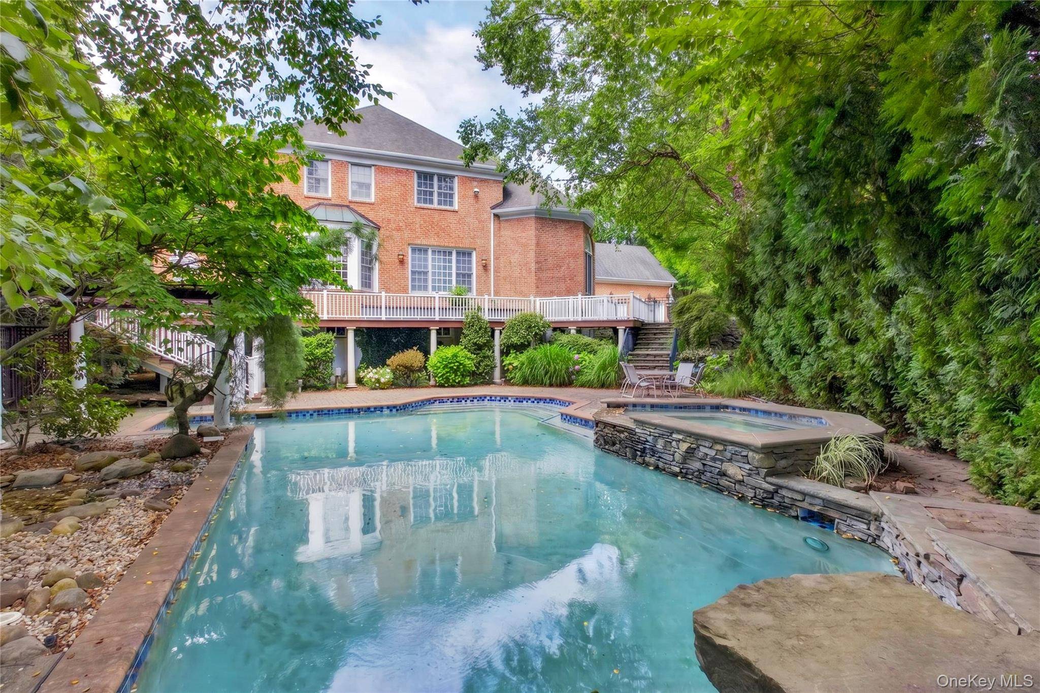 63 Charney CT, Manhasset, NY 11030