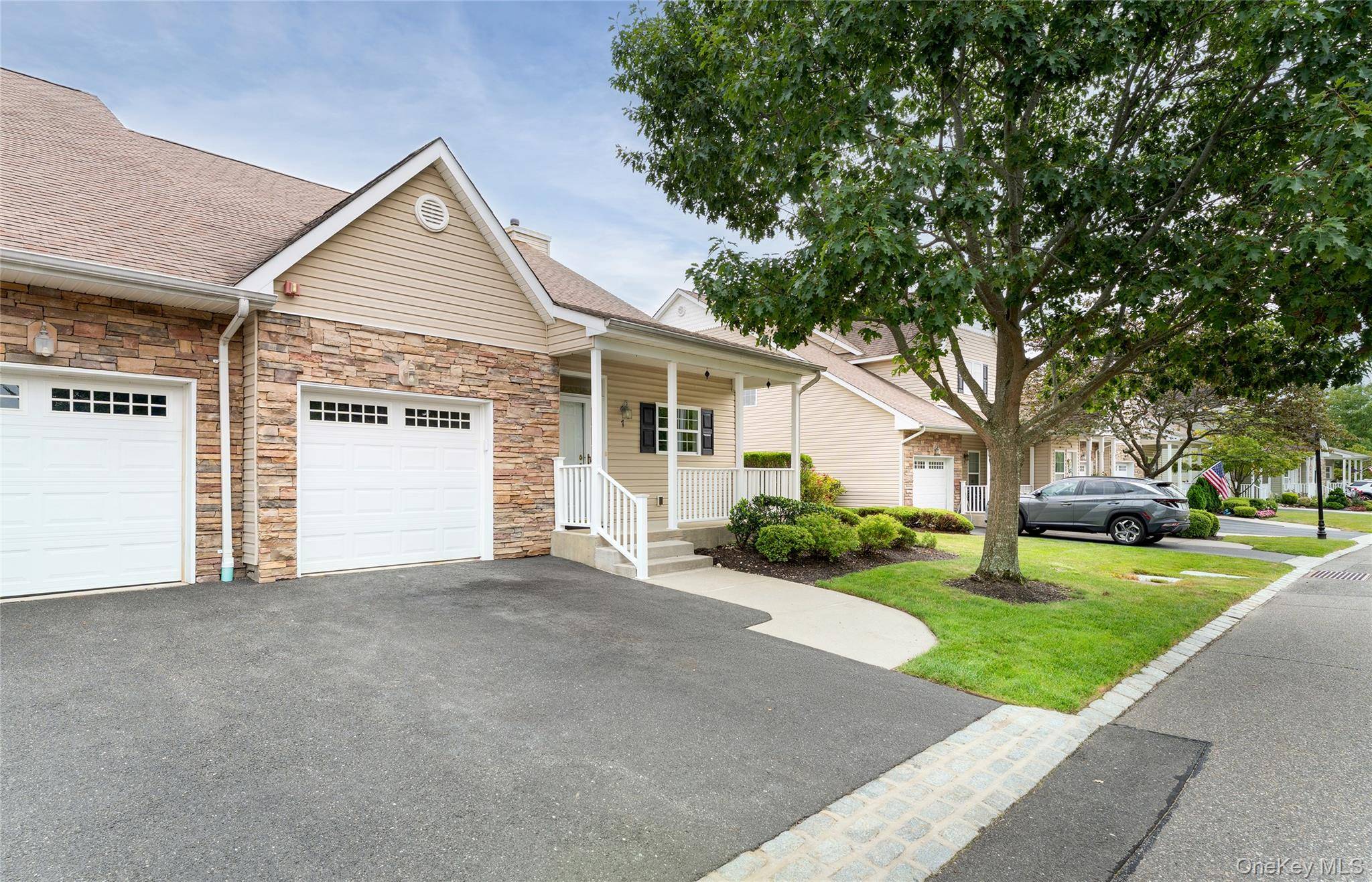 7 Pond CIR, Mount Sinai, NY 11766