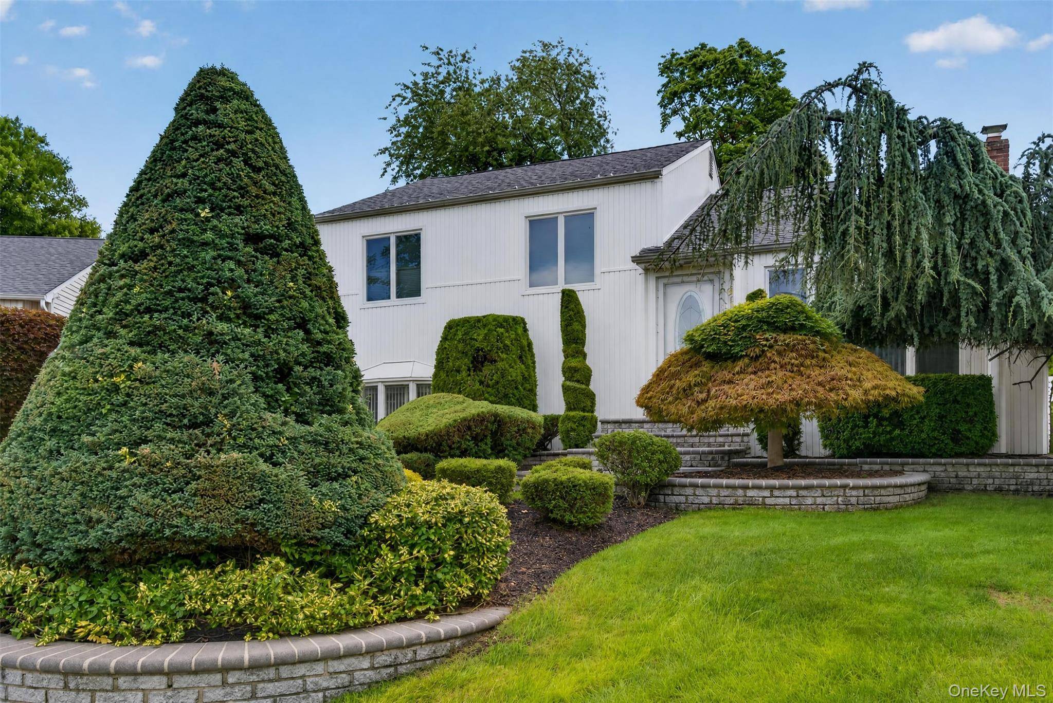 68 Briarwood LN, Plainview, NY 11803