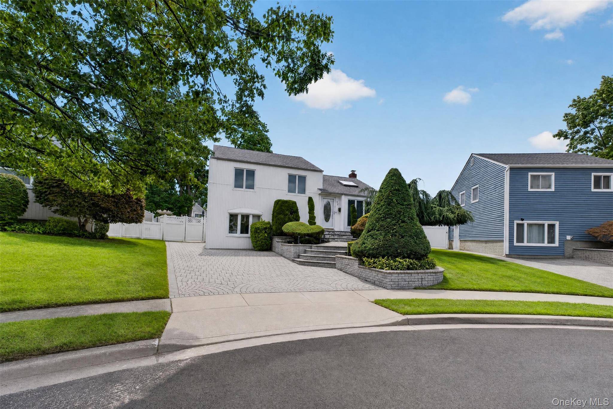 68 Briarwood LN, Plainview, NY 11803