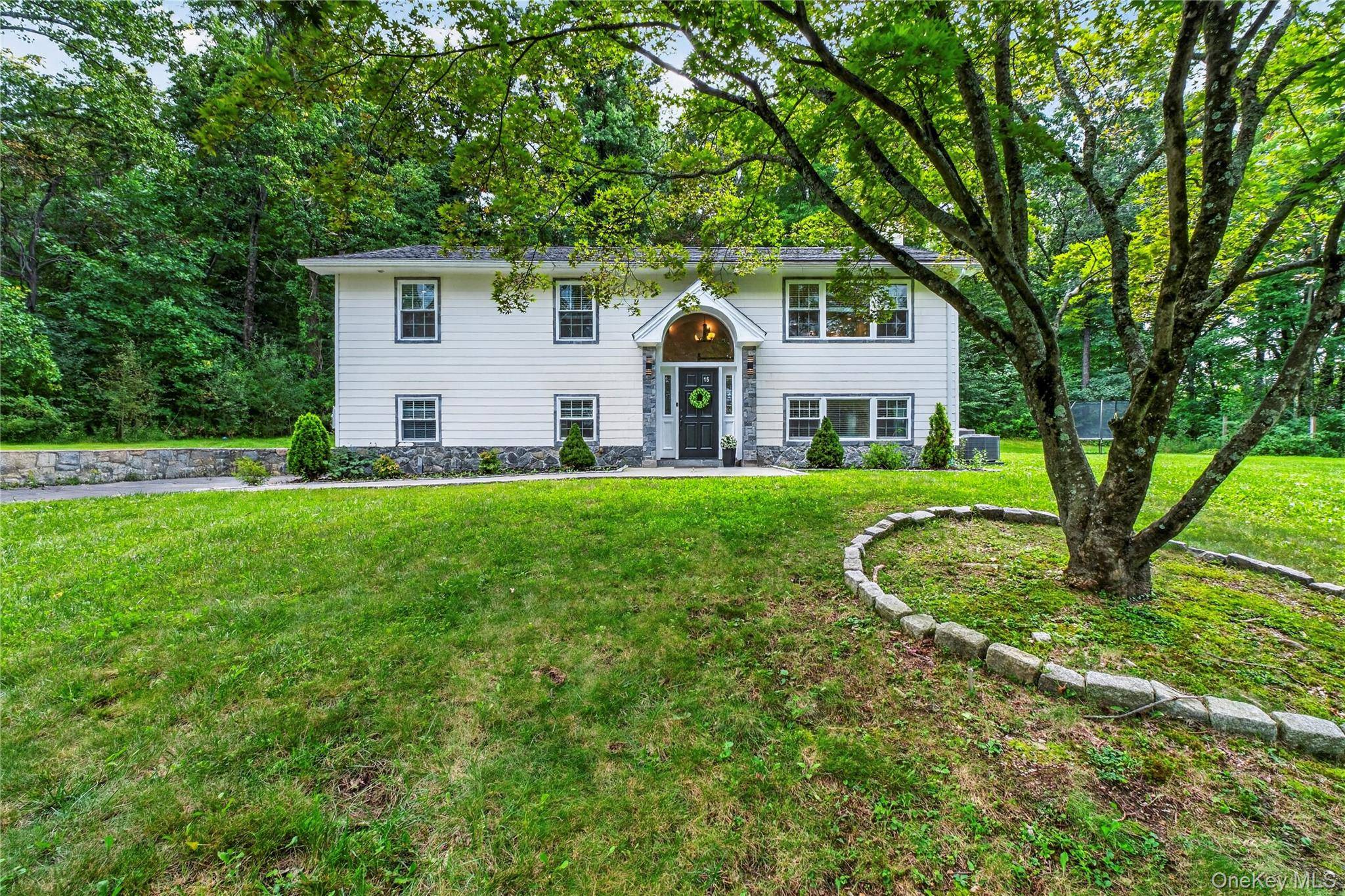 15 Cobblestone LN, Cortlandt Manor, NY 10567