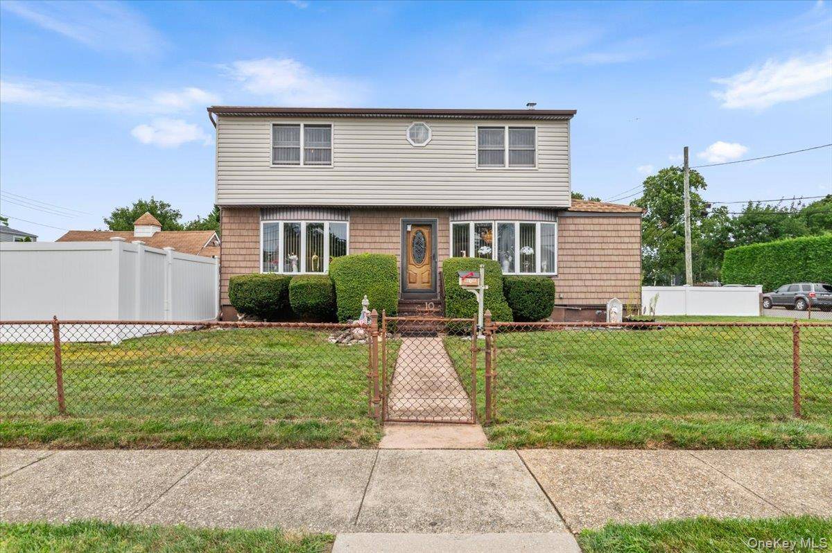 10 Enness AVE, Bethpage, NY 11714