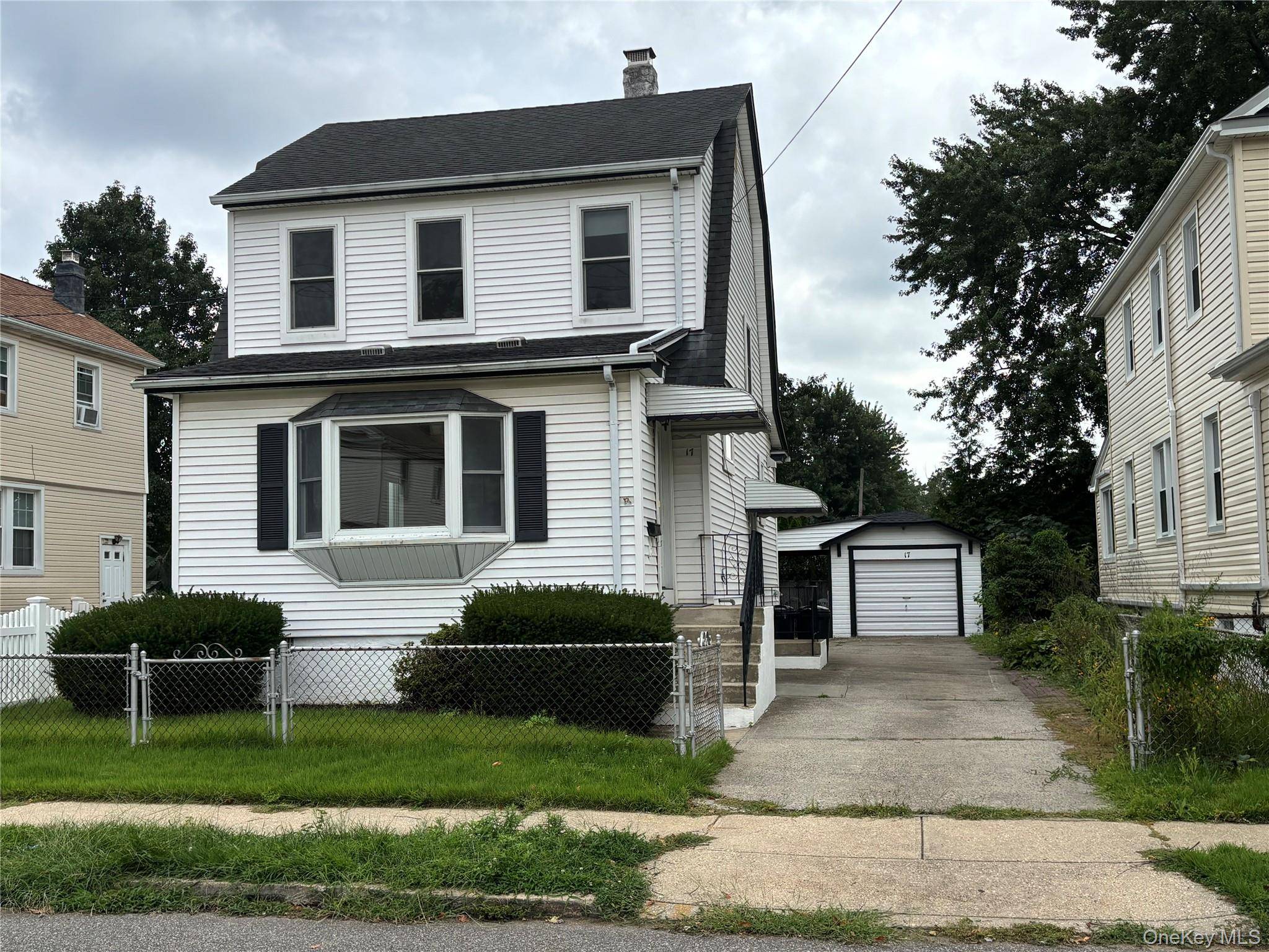 17 Wood LN, Valley Stream, NY 11581
