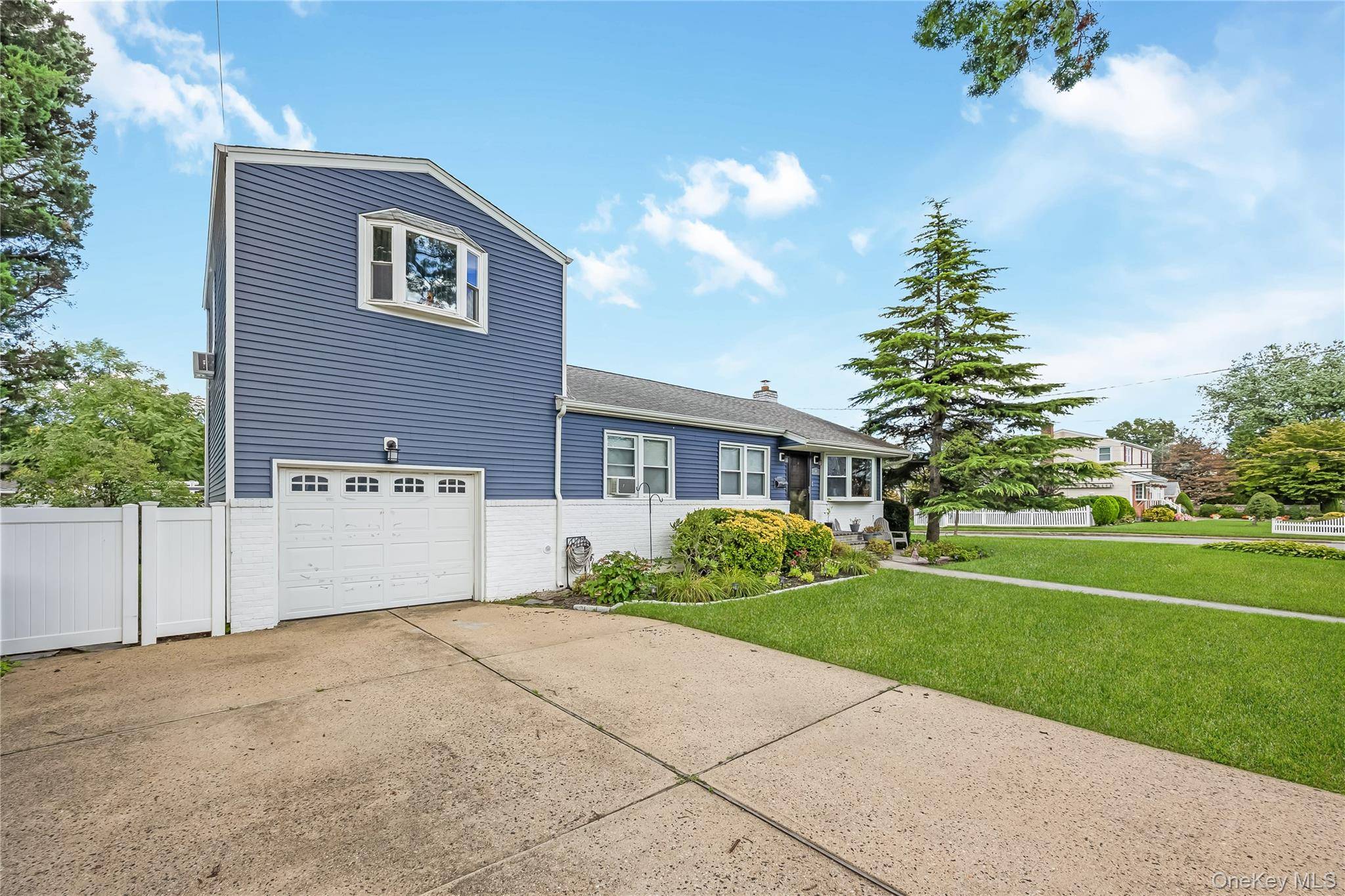 108 Woods AVE, Malverne, NY 11565