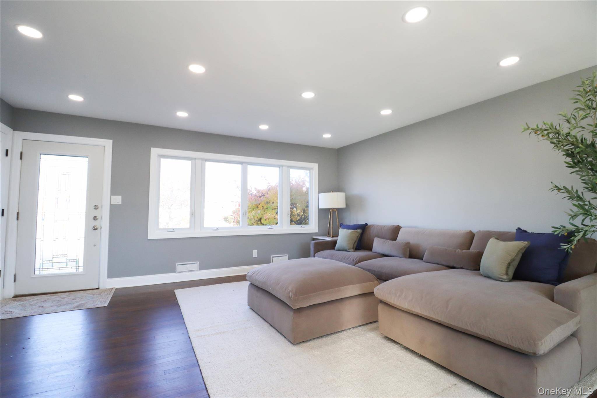 14a Earl PL, Amity Harbor, NY 11701