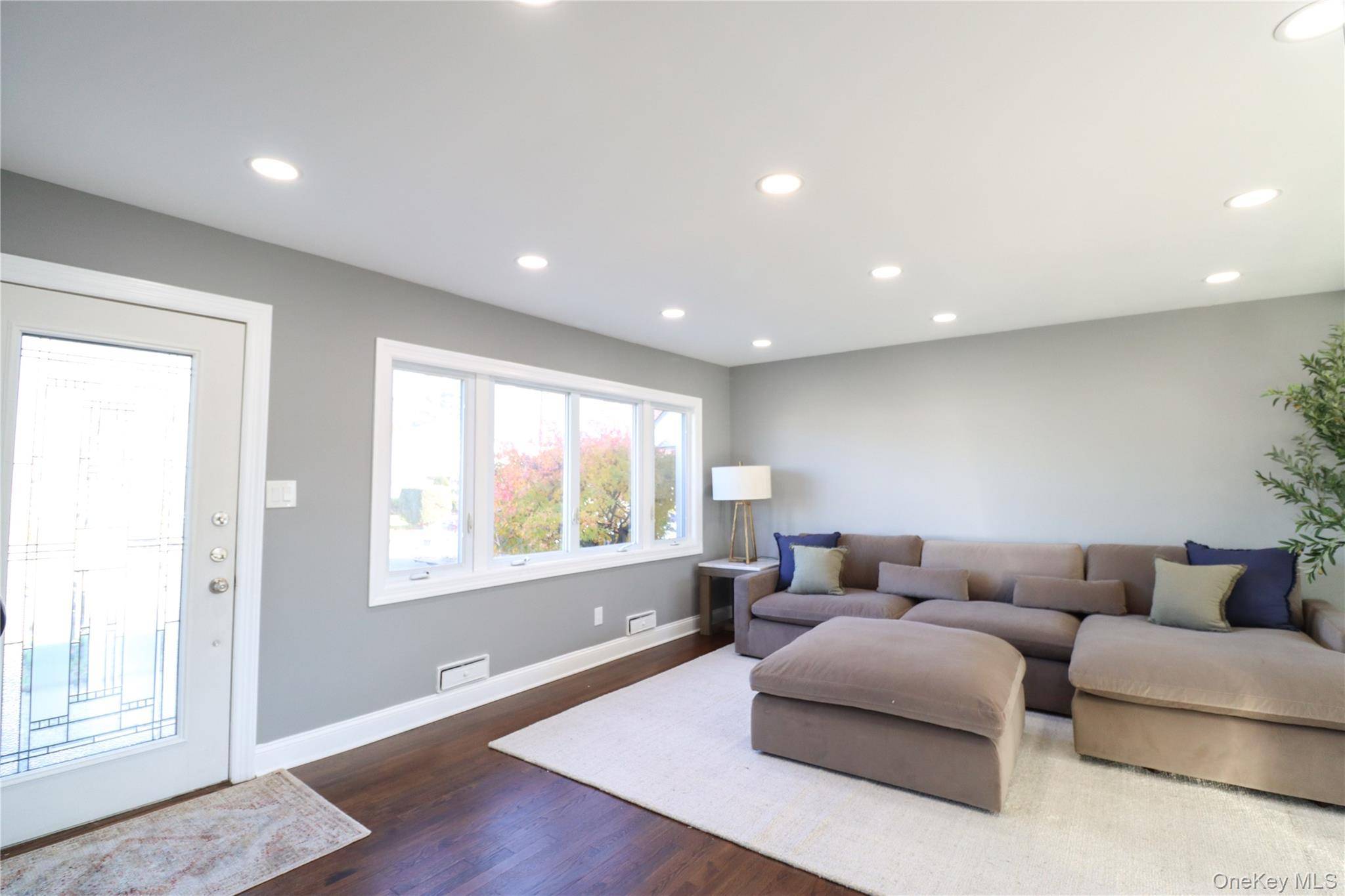 14a Earl PL, Amity Harbor, NY 11701